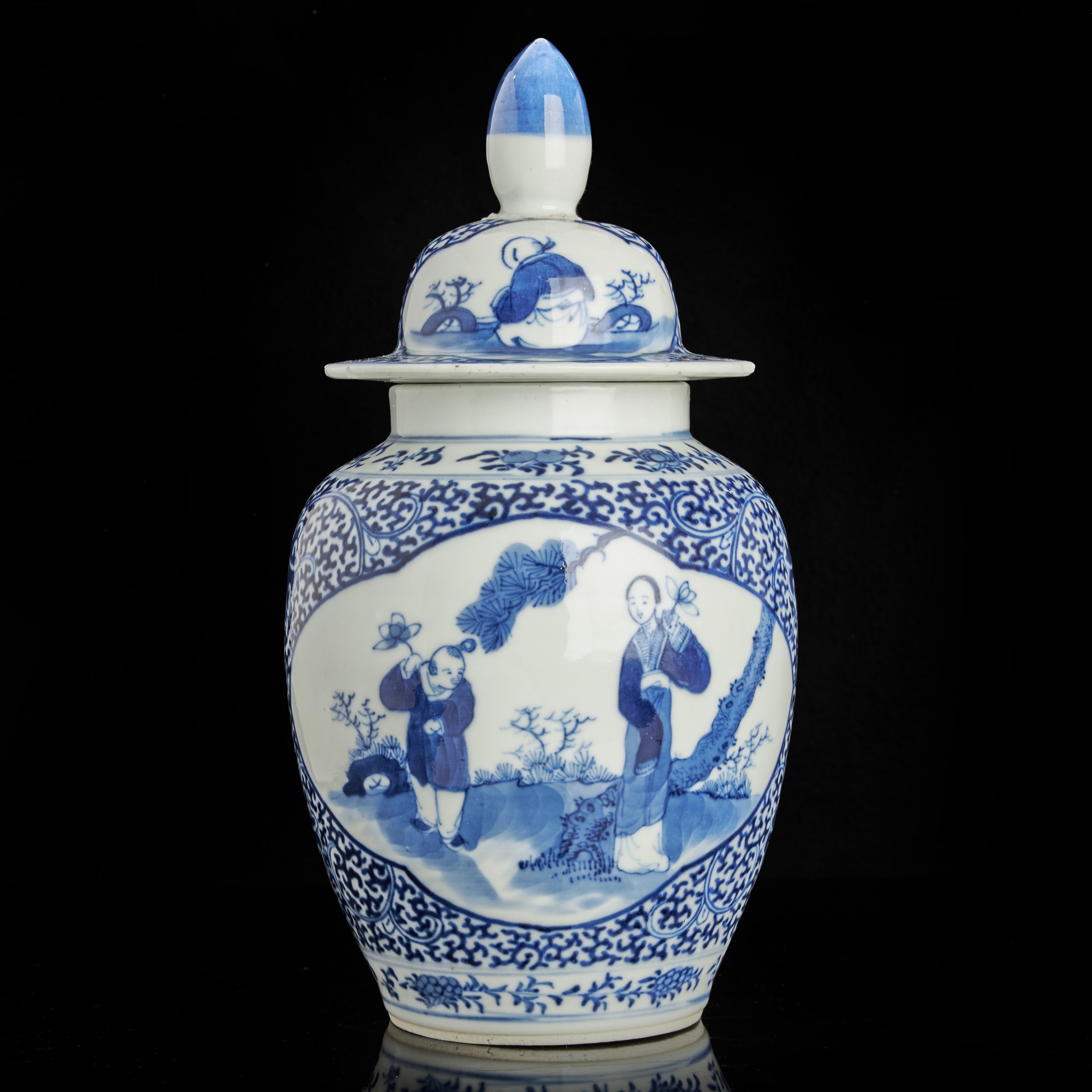 URNA med LOCK, porslin, Kina, dekor i underglasyrblått av figurscener, 1900-talets första hälft.