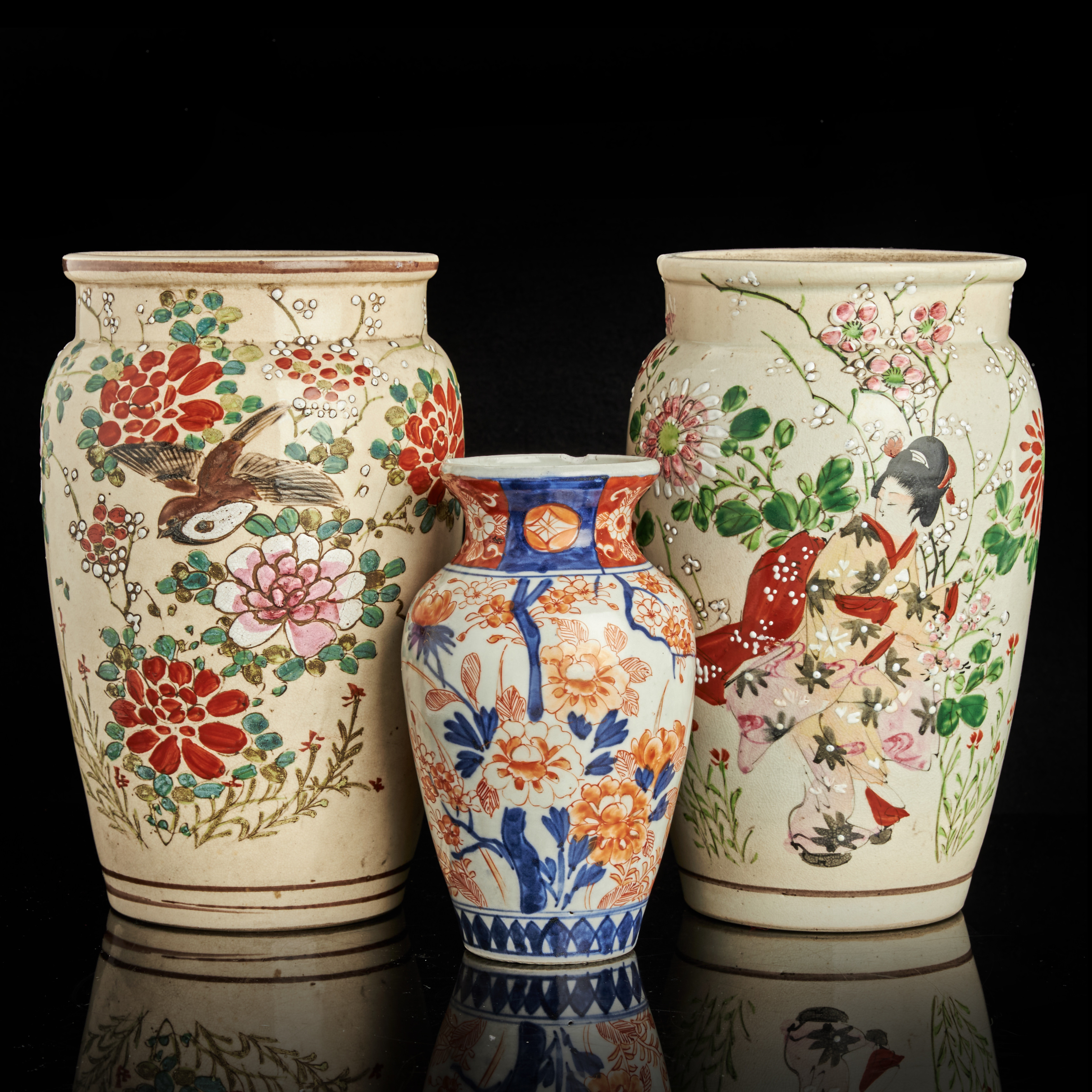VASER (3 st), porslin samt keramik, Japan, Imari samt Satsuma, omkring 1900.