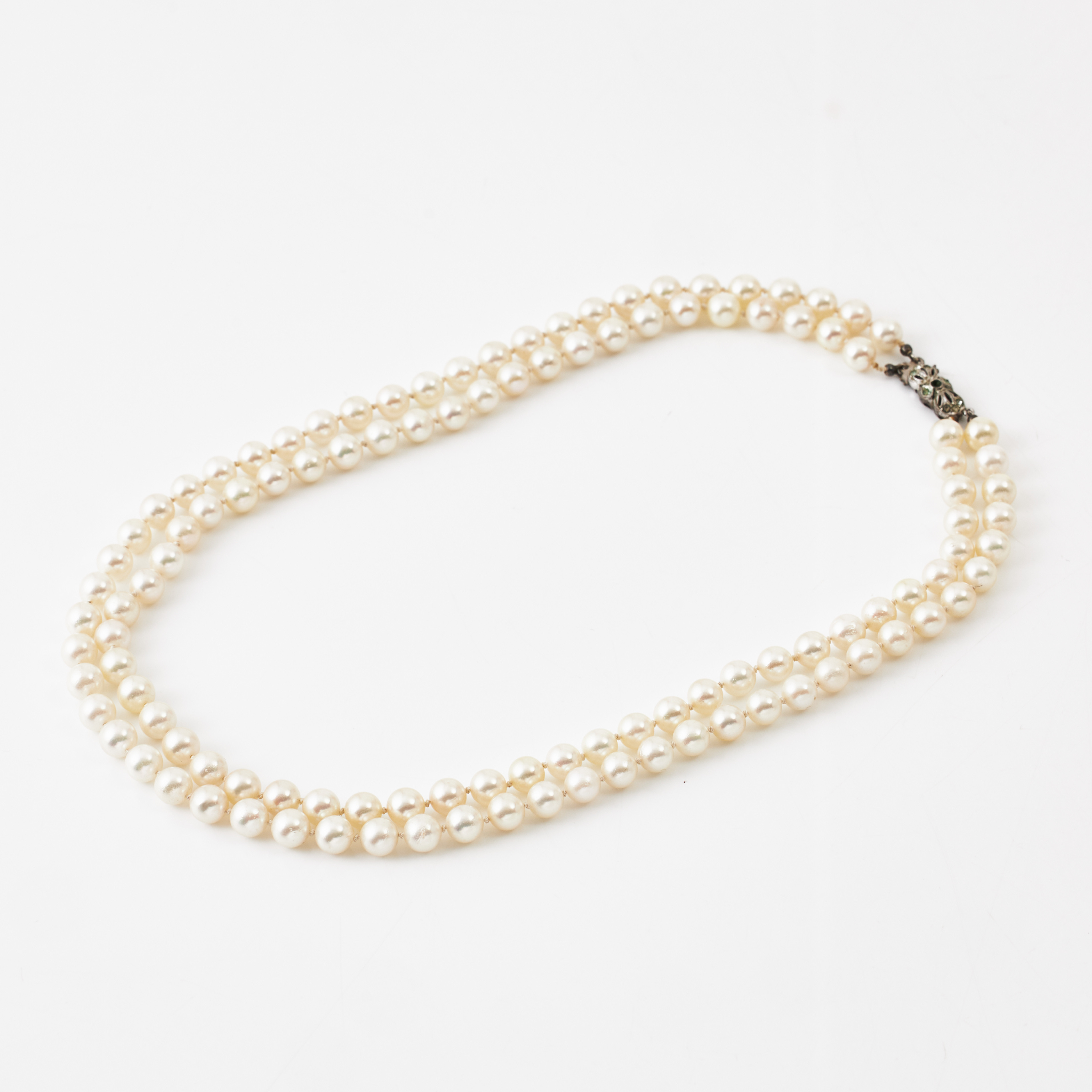 COLLIER, 2-radigt, odlade saltvattenspärlor ca 6,8-7,2 mm, god lyster med svag underton av rosa, lås, silver, dekor med pastestenar.