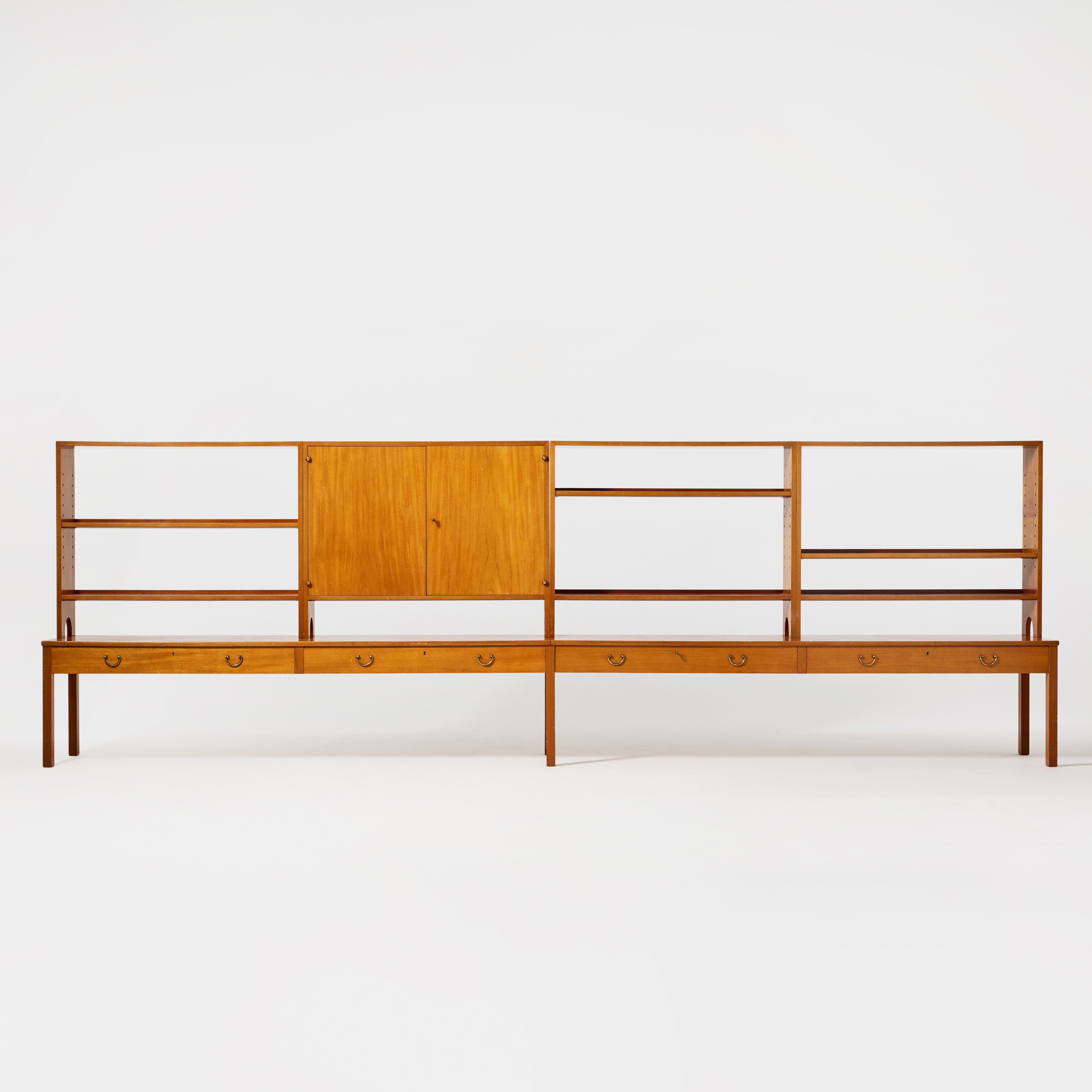 JOSEF FRANK. Bokhylla, Firma Svenskt Tenn, 1950/60-tal, modell B 1142, mahogny med beslag i mässing.