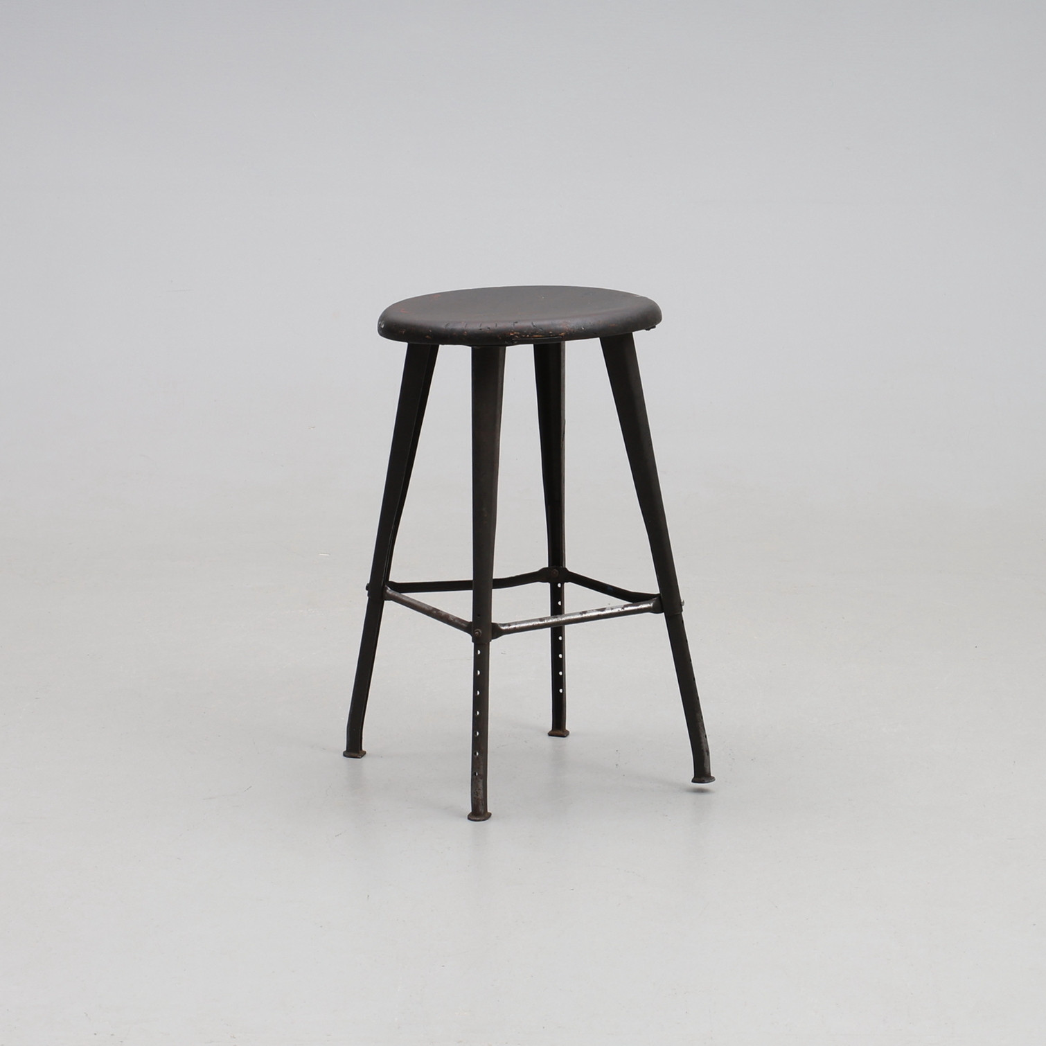 INDUSTRIPALL. Troligen 1950-tal, justerbar höjd, trä och metall.