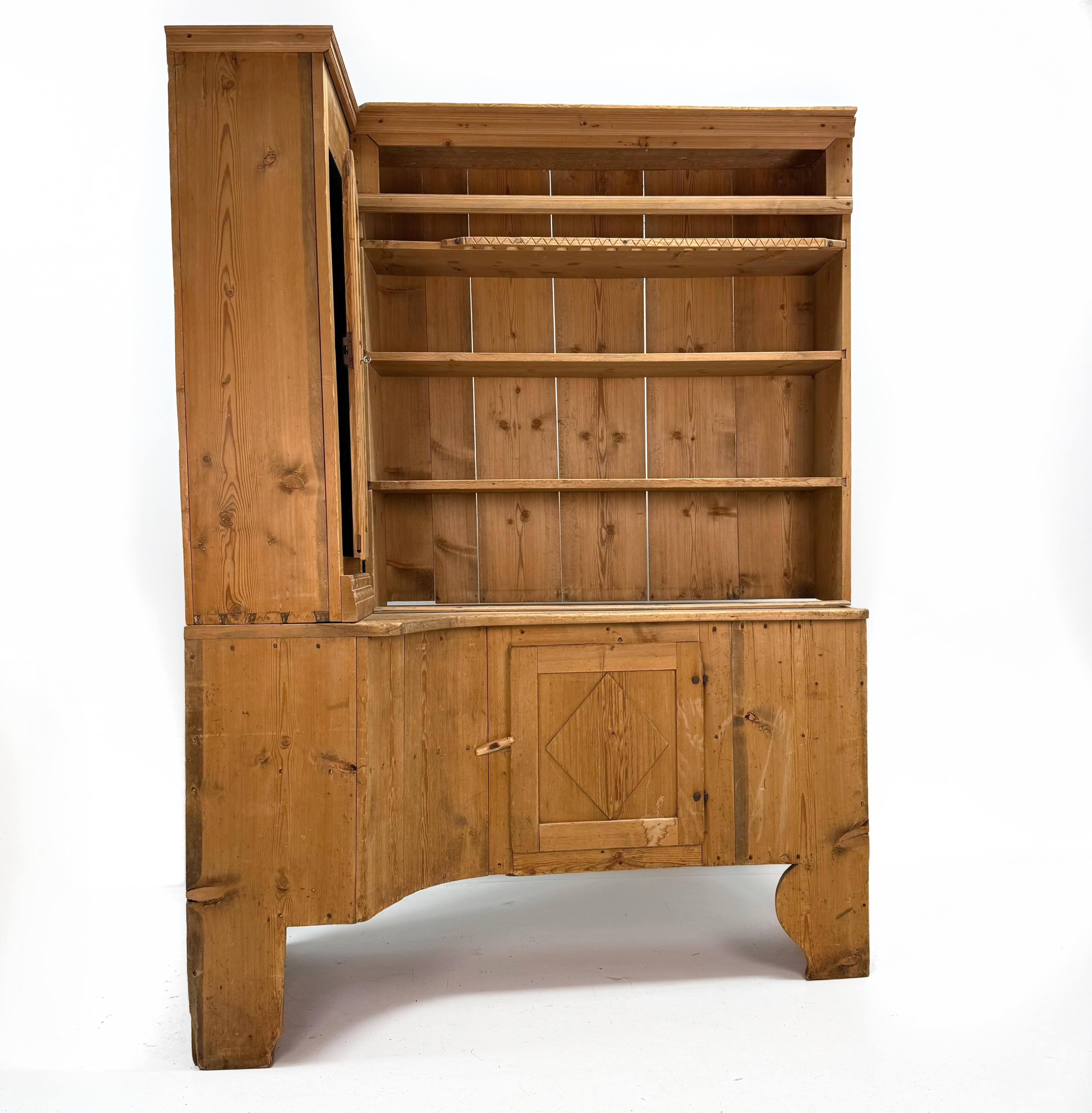 HÖRNSKÅP ALLMOGE , furu, kärlhylla, skedhylla och dekorerade luckor, 1700 /1800 tal.
