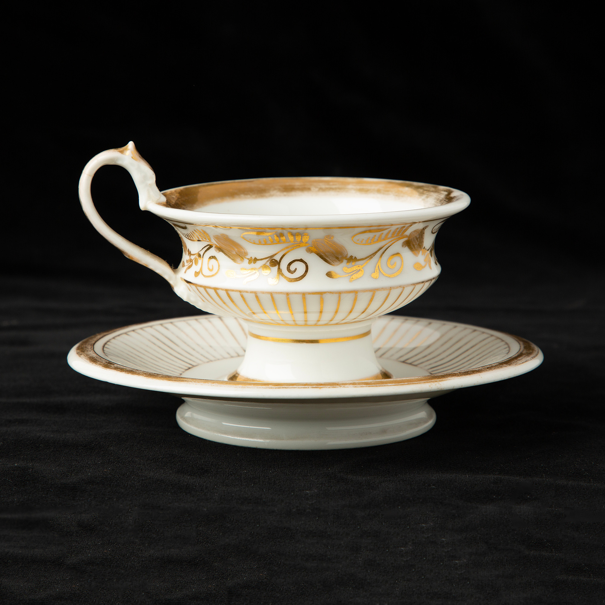 KOPP med FAT. porslin, empir, 1800-tal.
