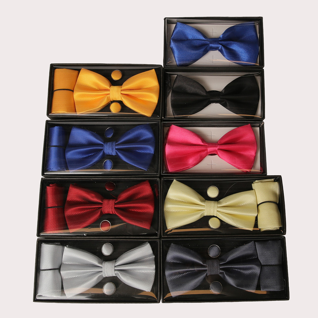 ETT PARTI ELEGANTA FLUGOR, MED MANSCHETTKNAPPAR, OCH NÄSDUK I MERPARTEN FÖRPACKNINGAR. 9 STYCKEN.