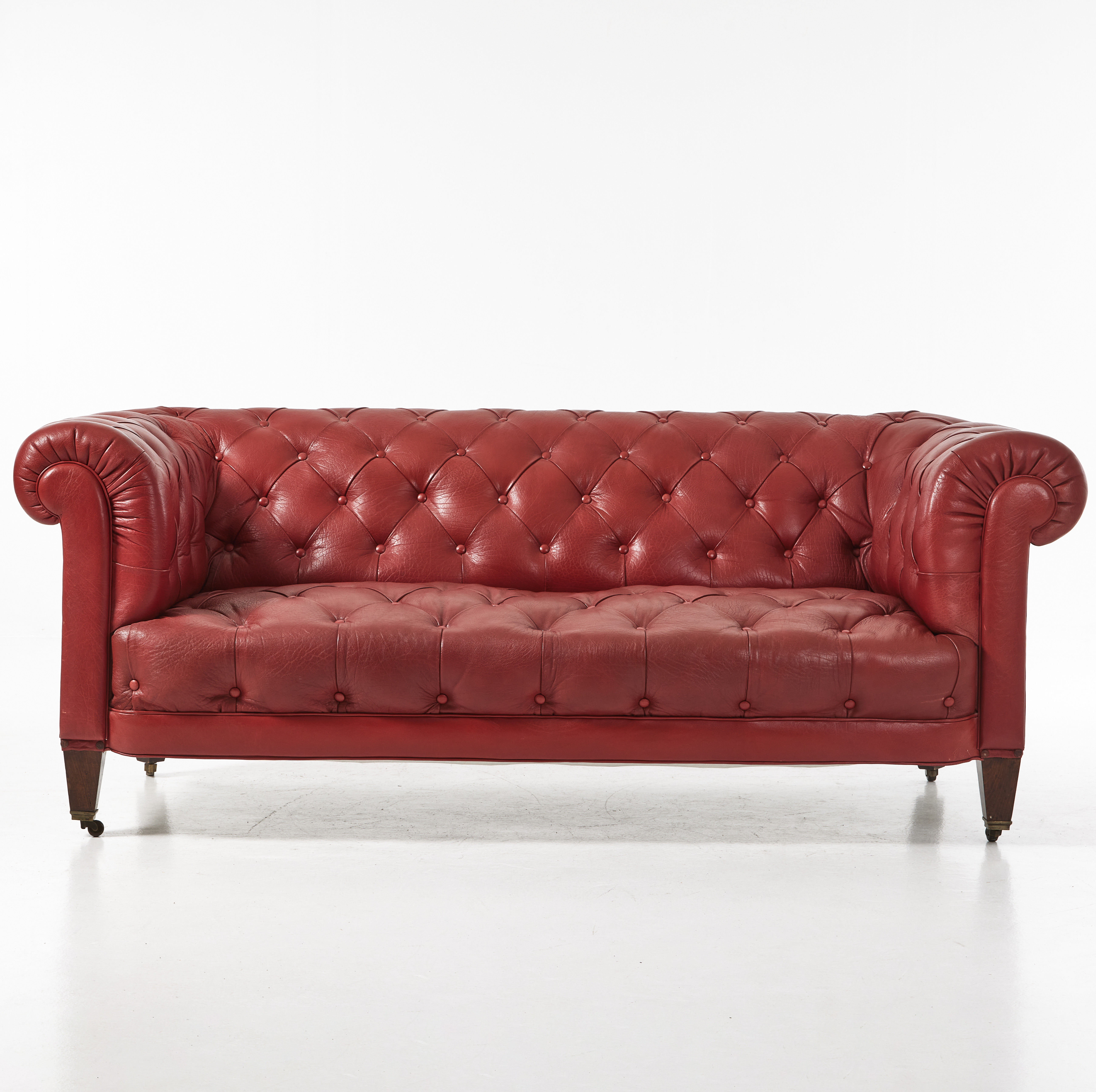 SOFFA, 1900-talets andra hälft, chesterfieldmodell, klädsel i rött läder.