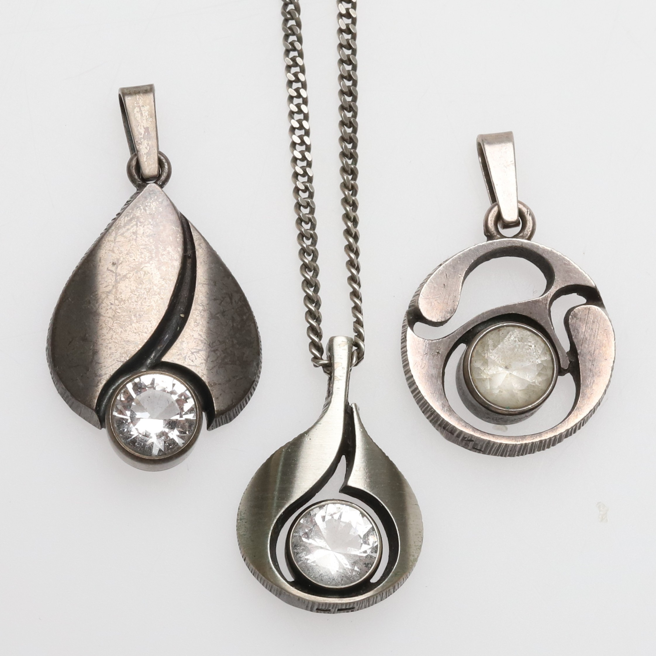 KARL LAINE. HÄNGE, 3 st, Sterlingsilver med bergkristall, Finland.