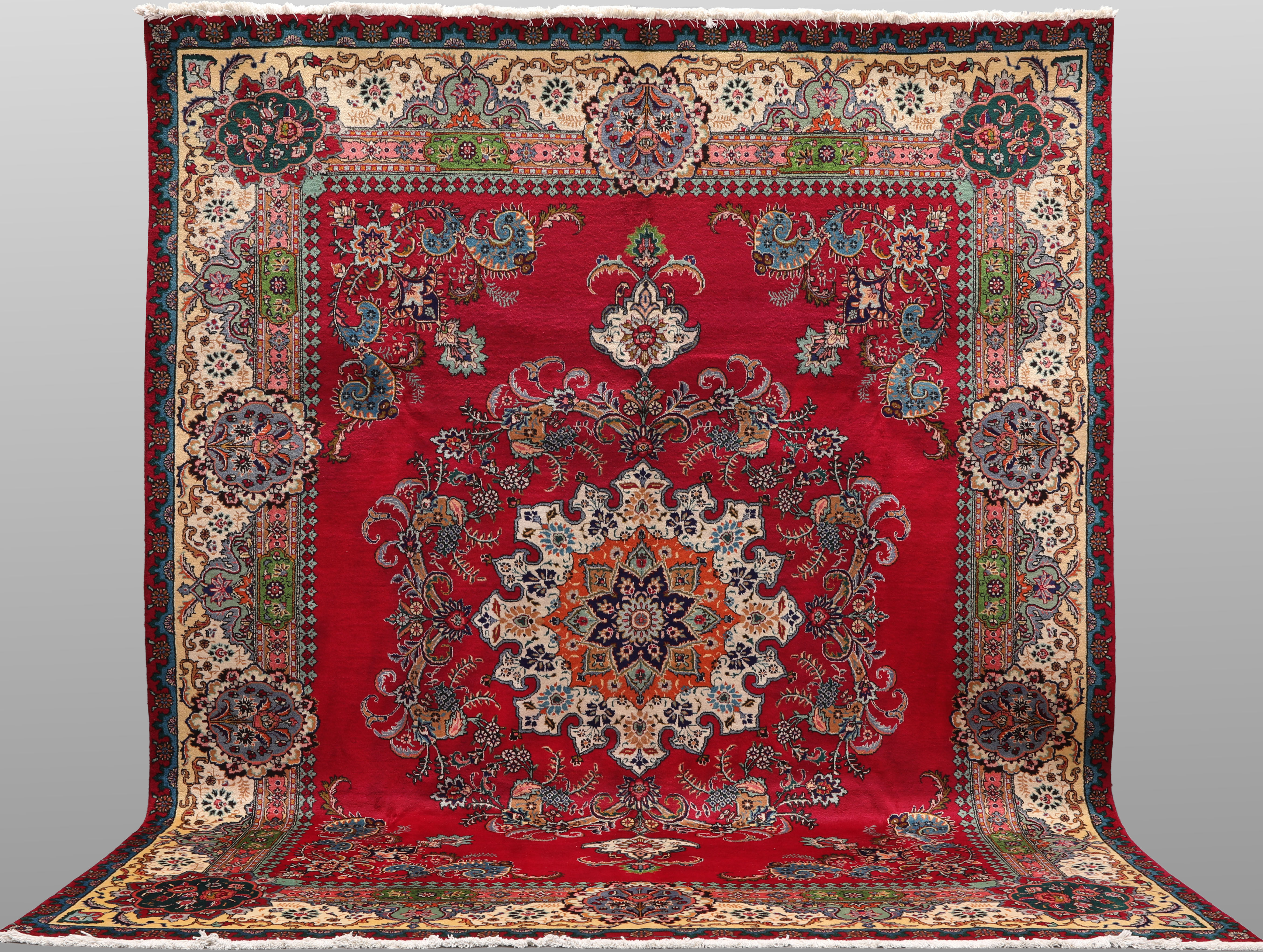 MATTA. Täbriz fine, 372 x 295 cm.