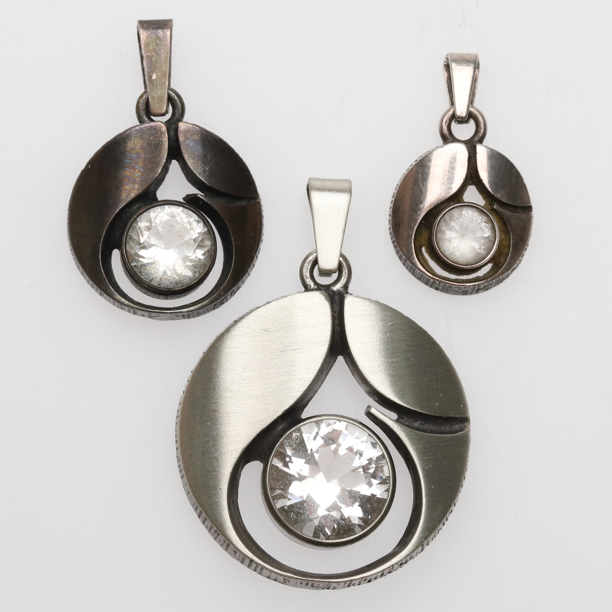 KARL LAINE. HÄNGE, 3 st, Sterlingsilver med bergkristall, Finland.