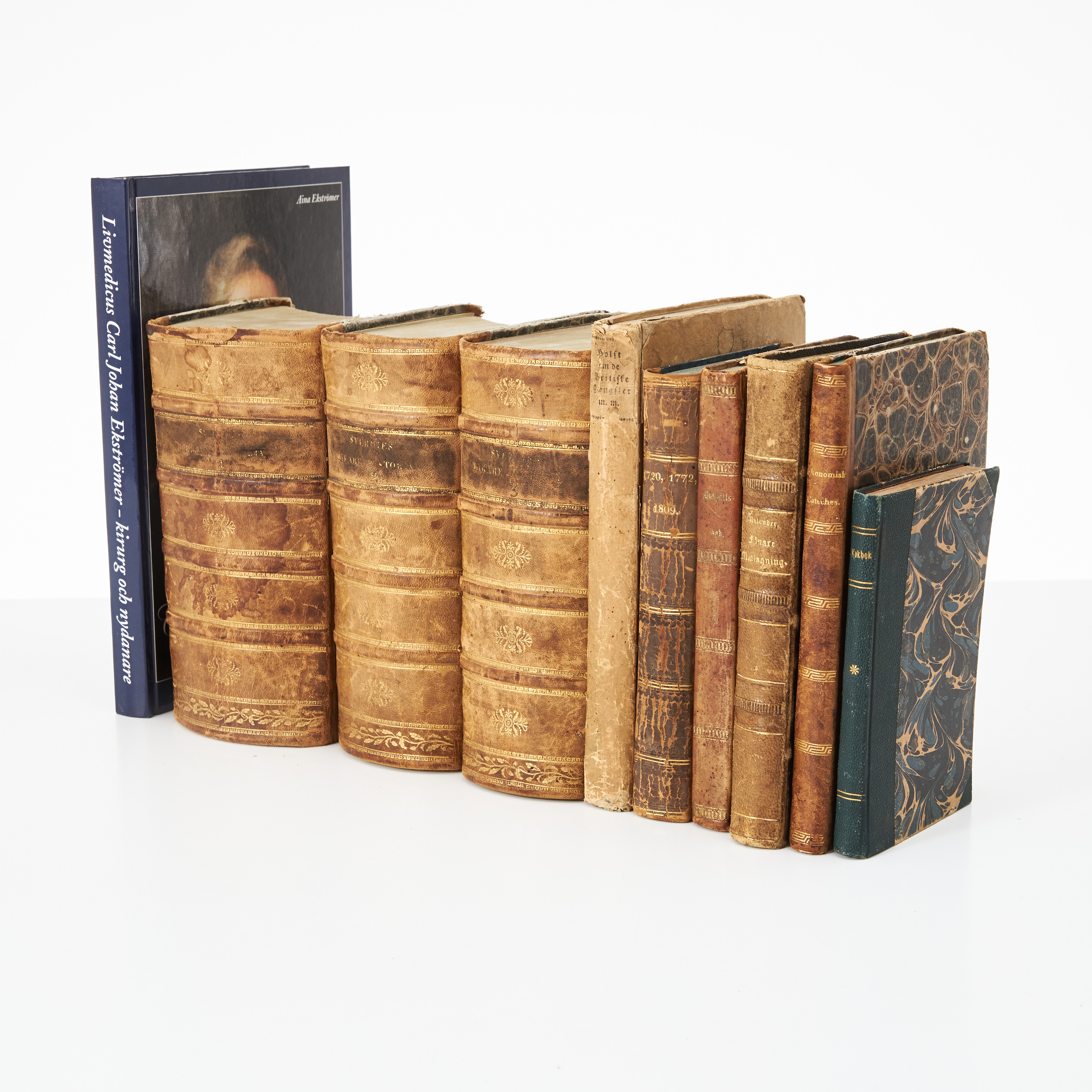 Samling 1800-talsböcker, bl. a. kokböcker och läkarbok, 10 volymer.