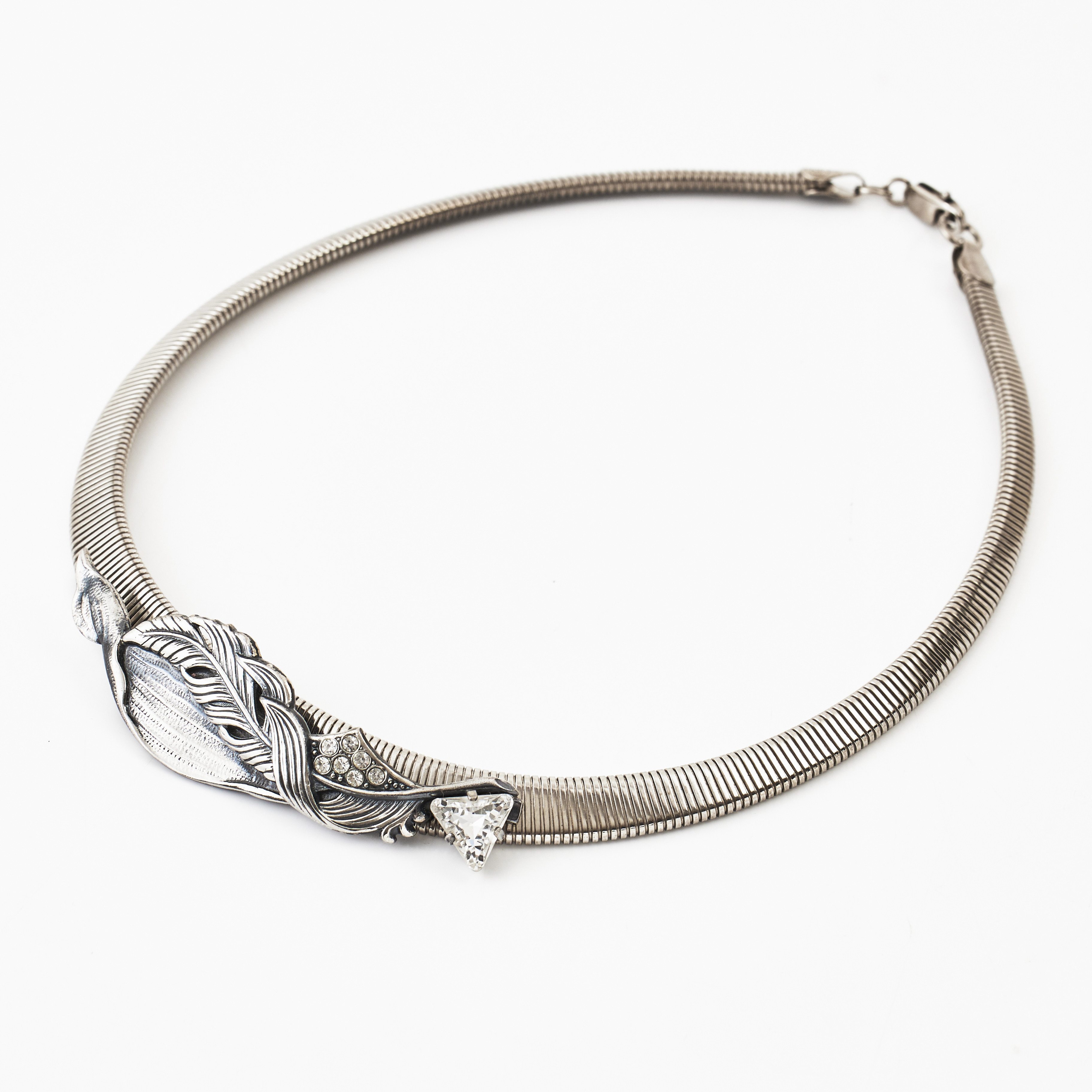 ERMANI BULATTI, collier, vitmetall, något töjbar länk, mittparti med lövformad dekordel samt med fasettslipade vita stenar varav en i triangulär form, märkt Ermani Bulatti, karbinhake.