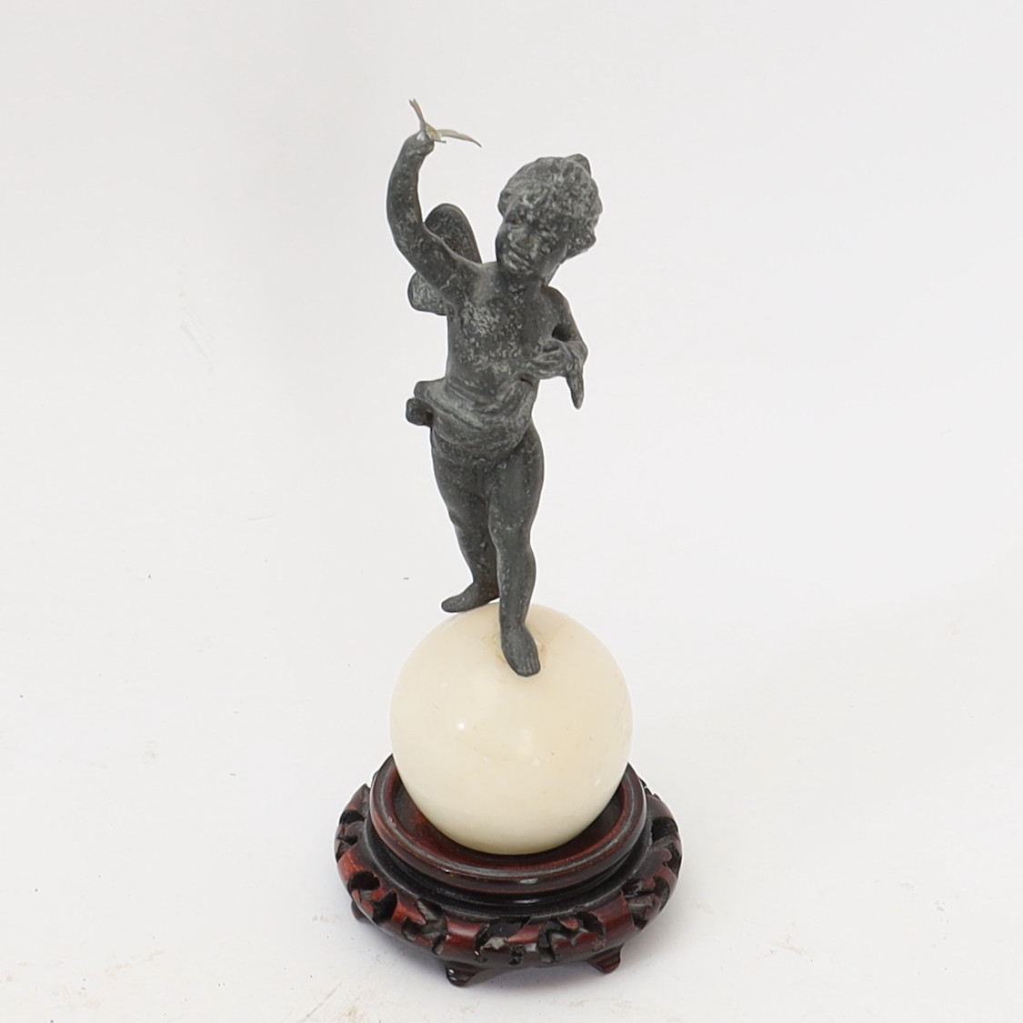 SKULPTUR, pojke med fjäril.