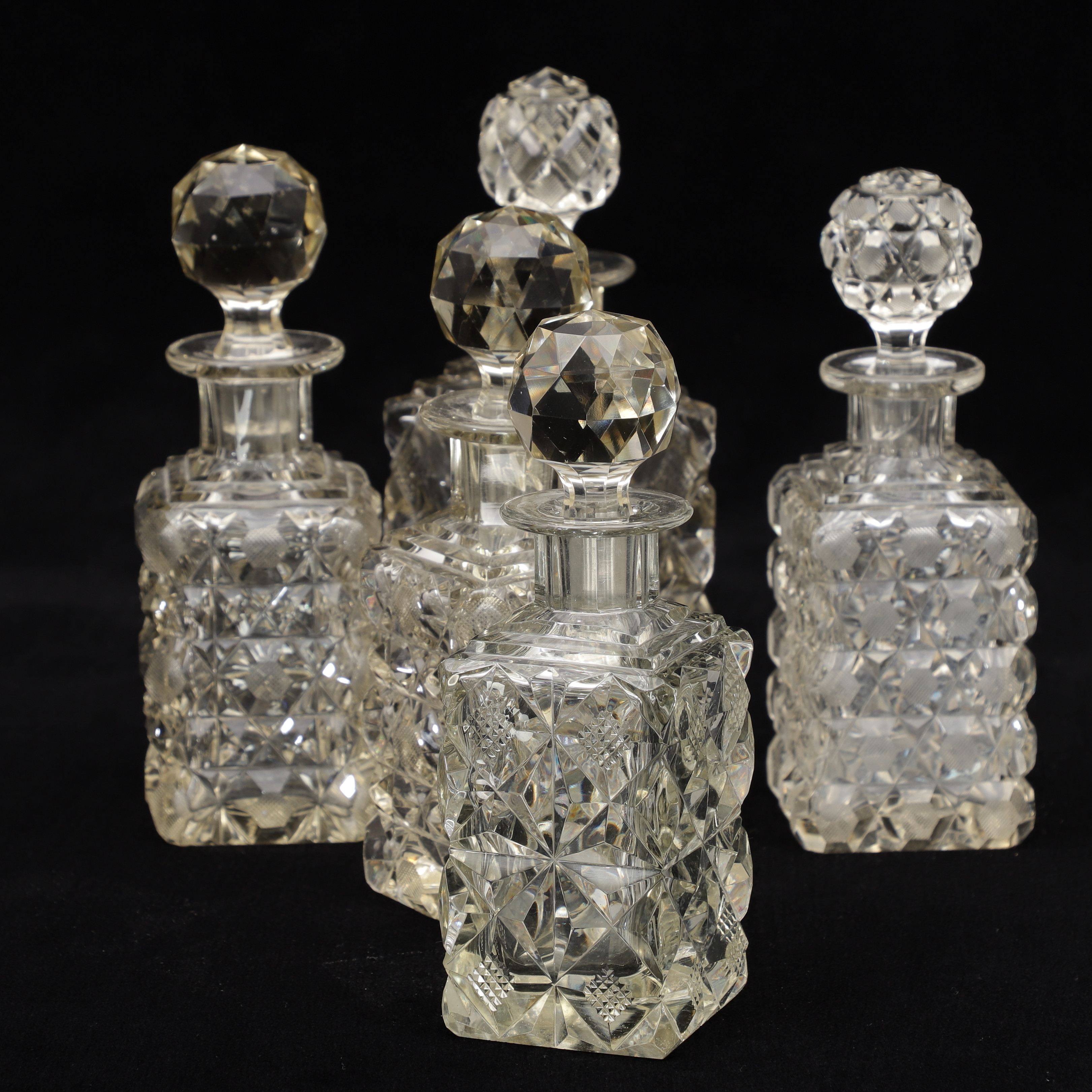 FLAKONGER/KARAFFER, 5 st, slipat glas, 1900-talets första hälft.