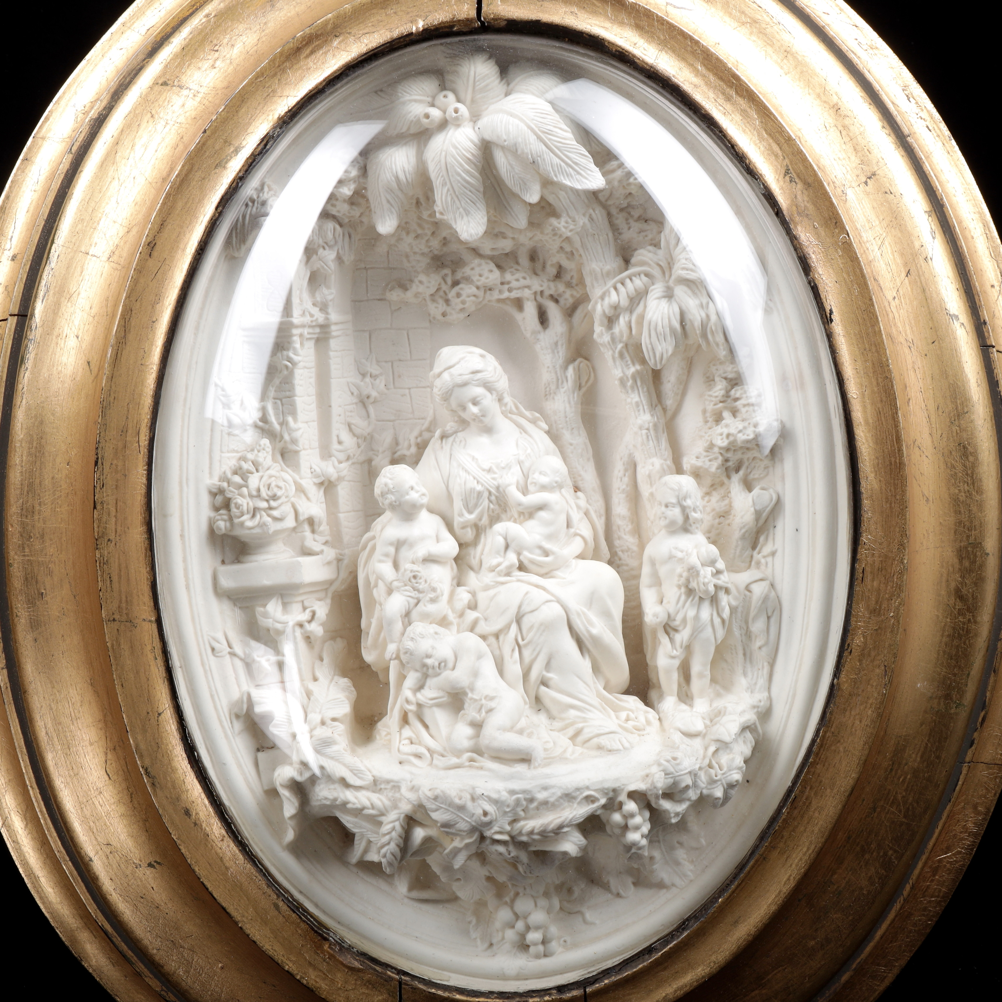 SKULPTUR I RAM, gips/trä/glas, 1900-talets första hälft.