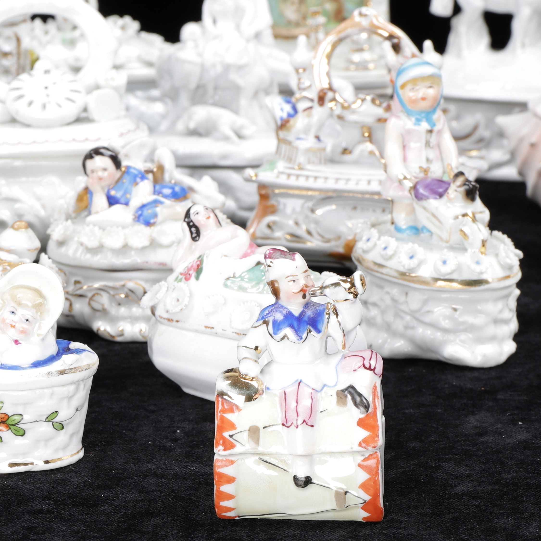 LOCKDOSOR MED FIGURER, 20 st, porslin, 1800/1900-tal.