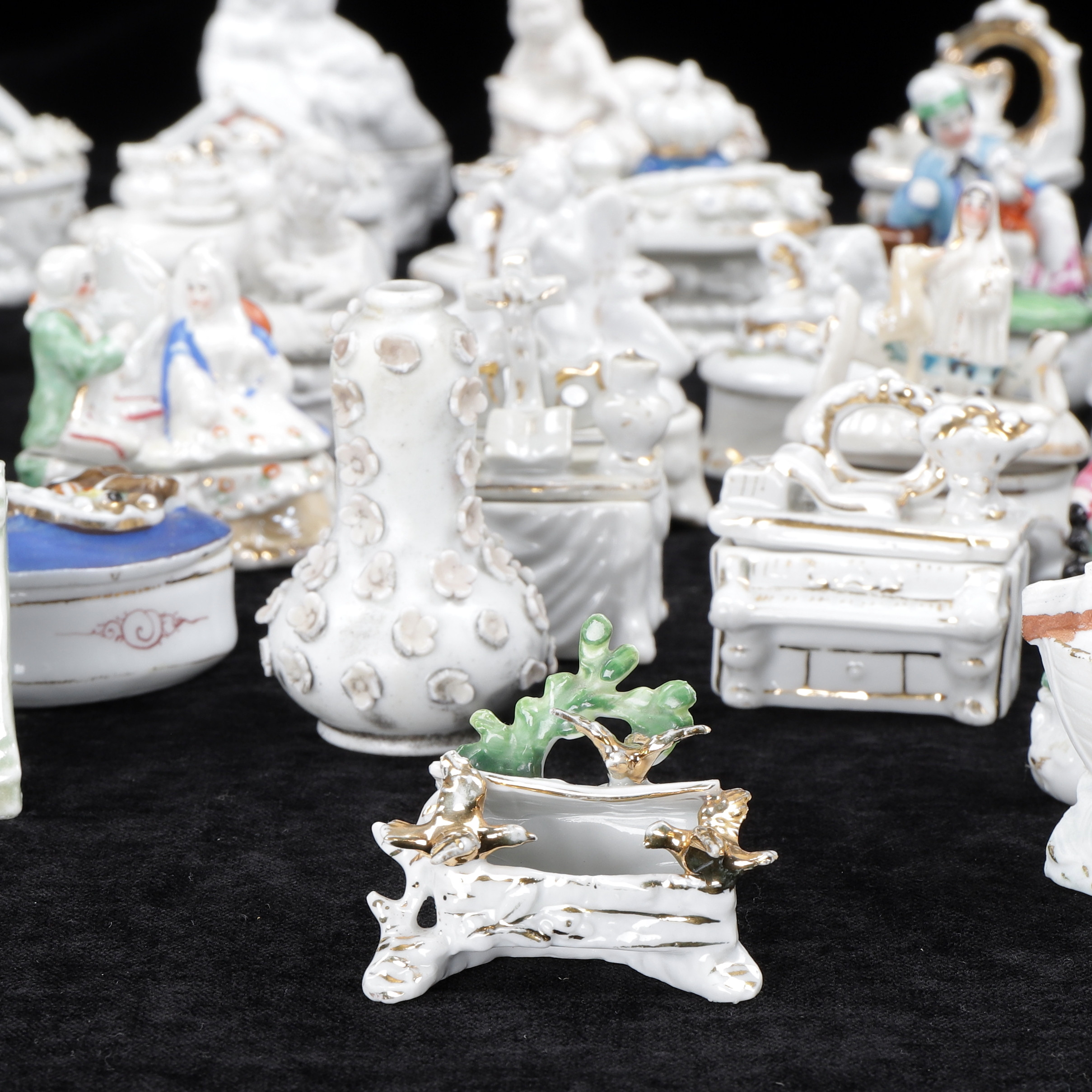 LOCKDOSOR MED FIGURER, 36 st, porslin, 1800/1900-tal.