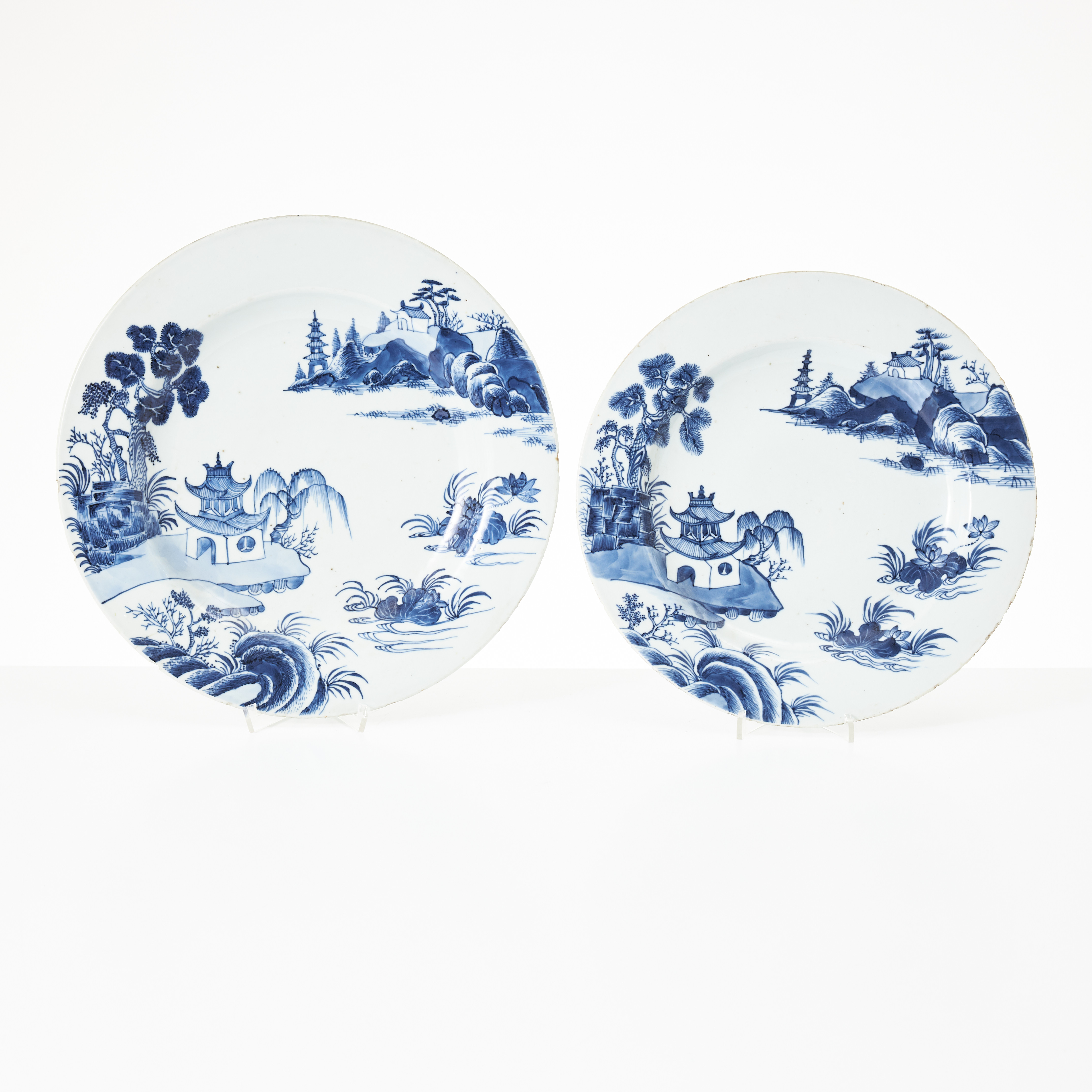 FAT, 2 st, porslin, Kina, Qianlong (1736-1795), dekor i underglasyblått av flodlandskap med pagoder.