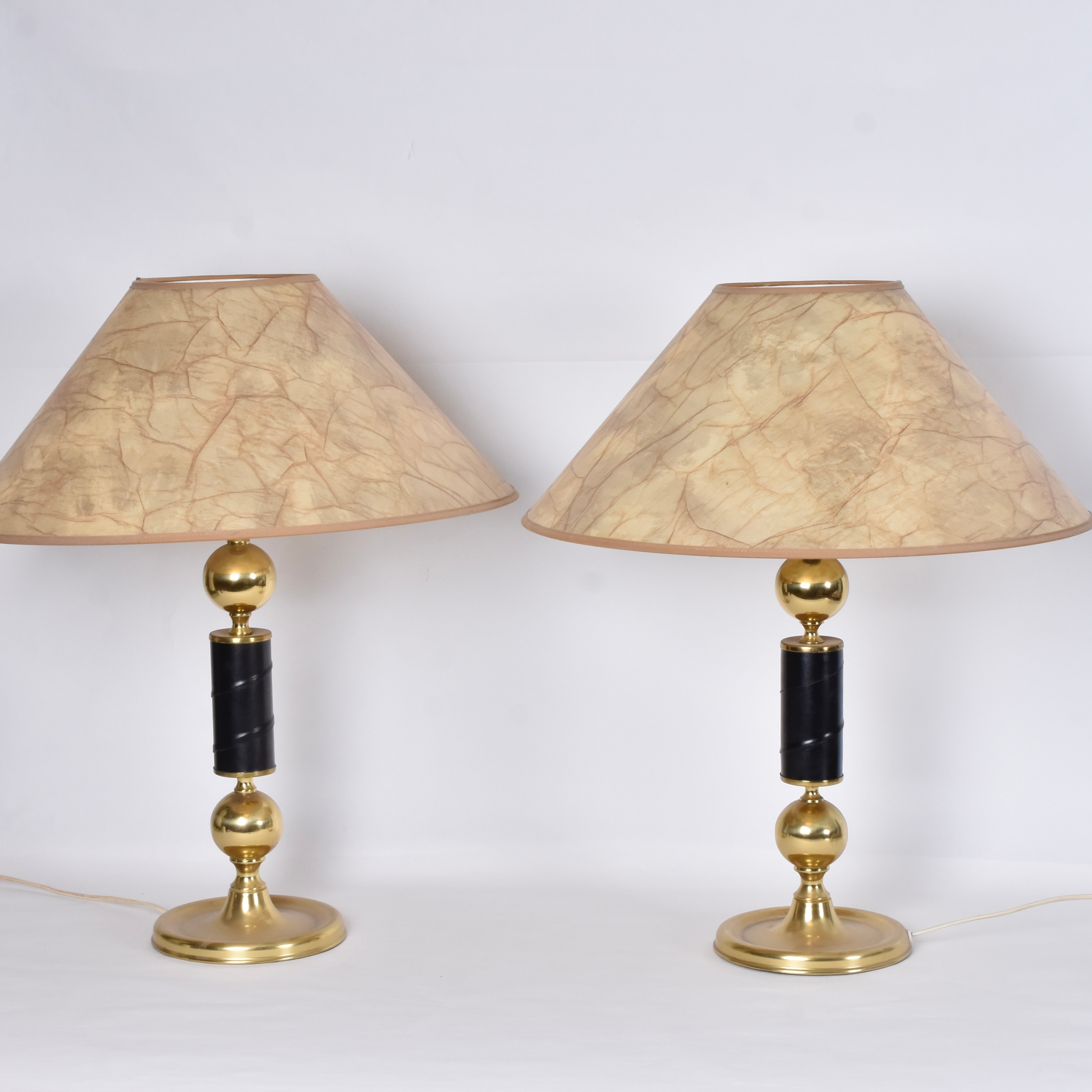 BORDSLAMPOR, 1 par, mässing och svart konstläder.