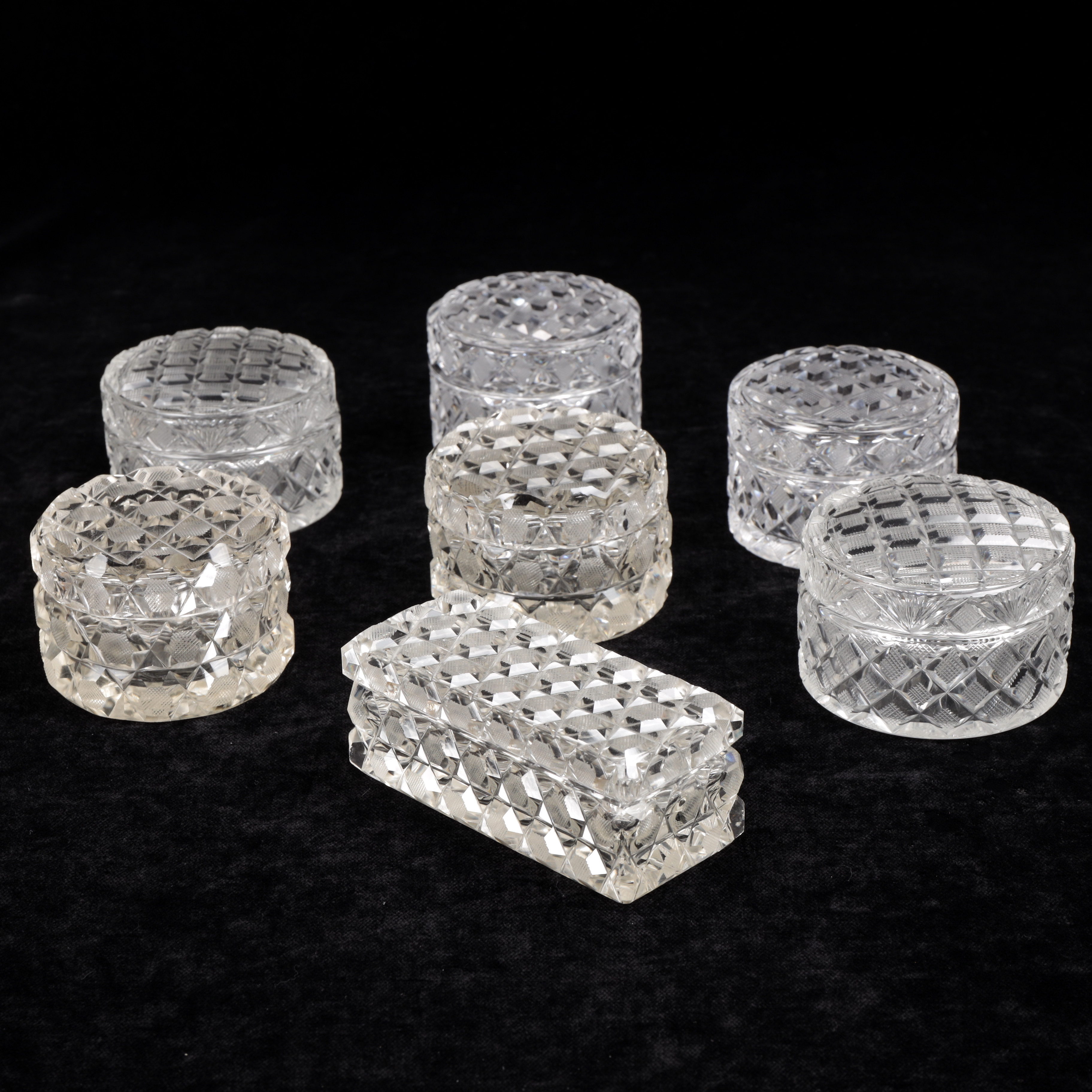 ASKAR med lock,7 delar, slipa glas, 1900-talets första hälft.