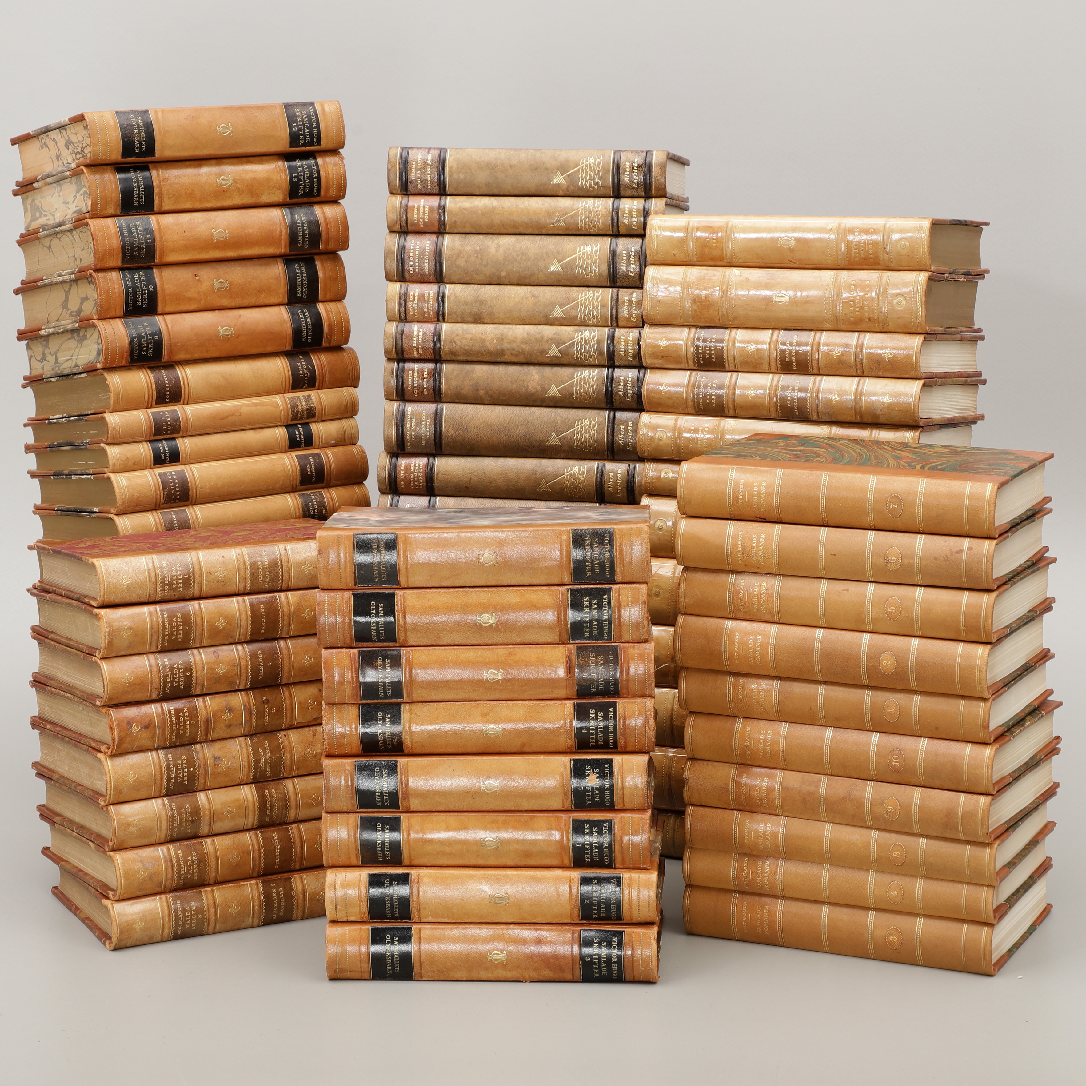 BÖCKER MED SKINNBAND, 70 st, 1900-talets första hälft.