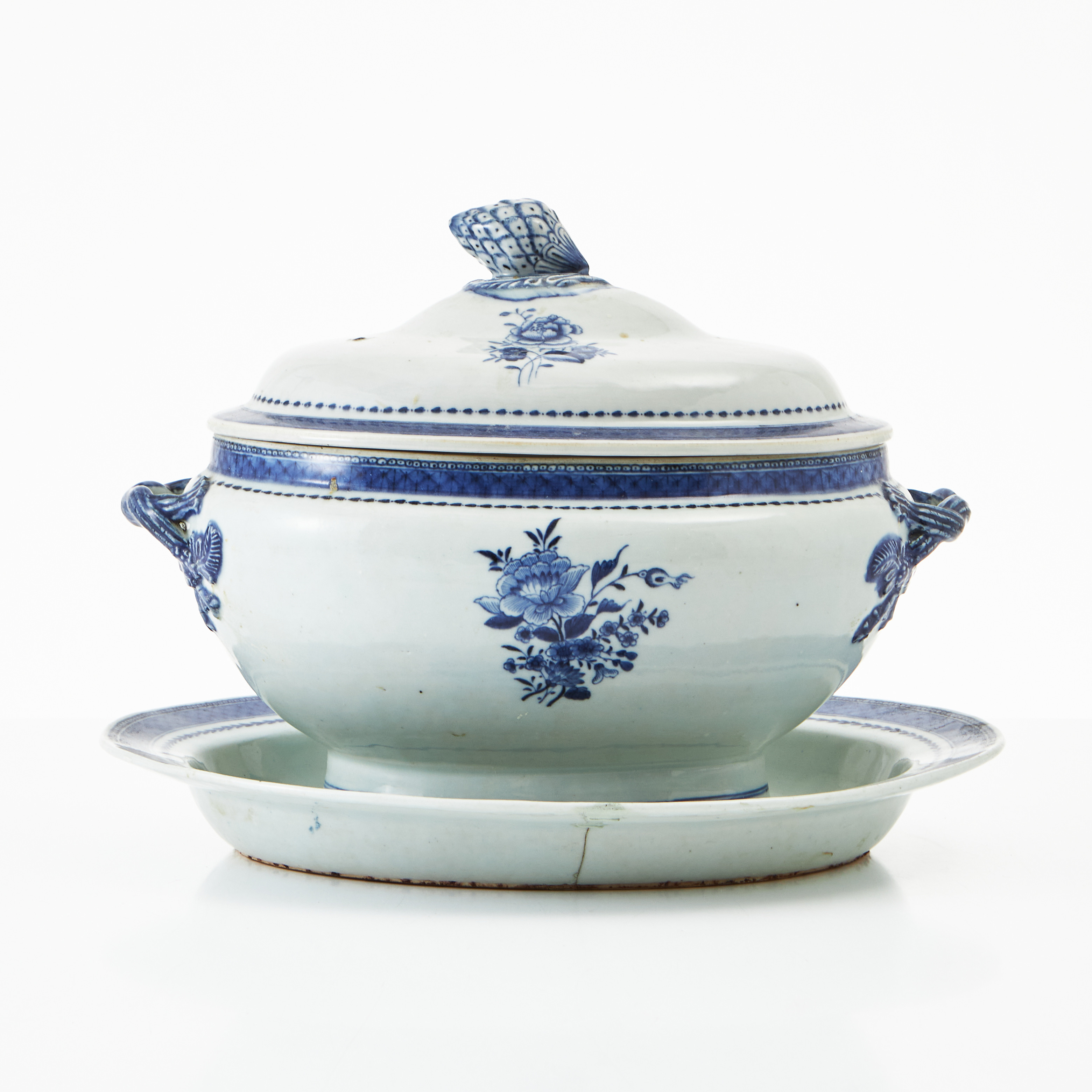 TERRIN MED FAT, porslin, Kina, Qianlong (1736-1795). Dekor av blommor i underglasyrblått.