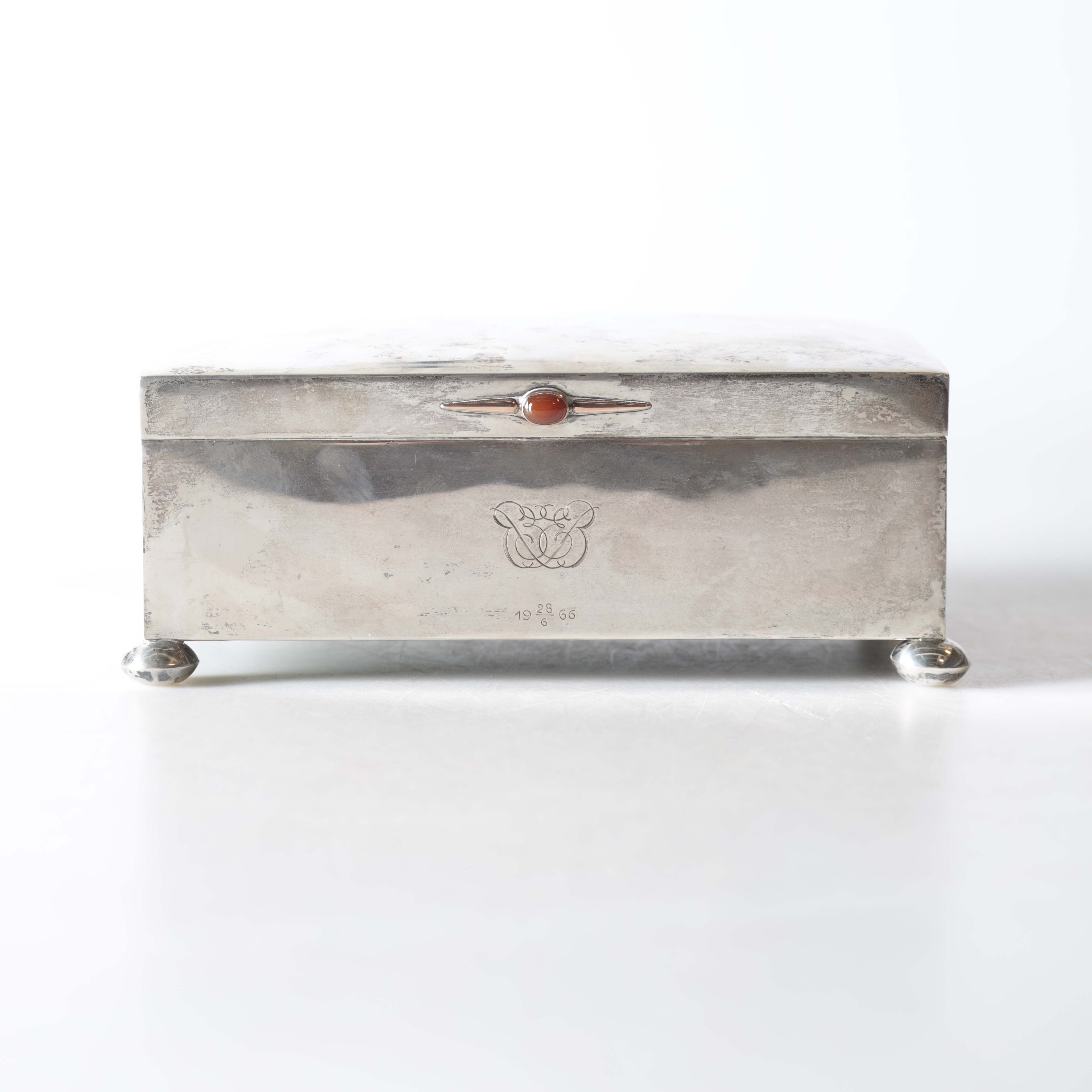 CIGARRSKRIN, silver, Rudolf P. Erlandssons S-Varufabrik, Kristianstad, 1920. Totalvikt ca 1305 gram inklusive träinredning.