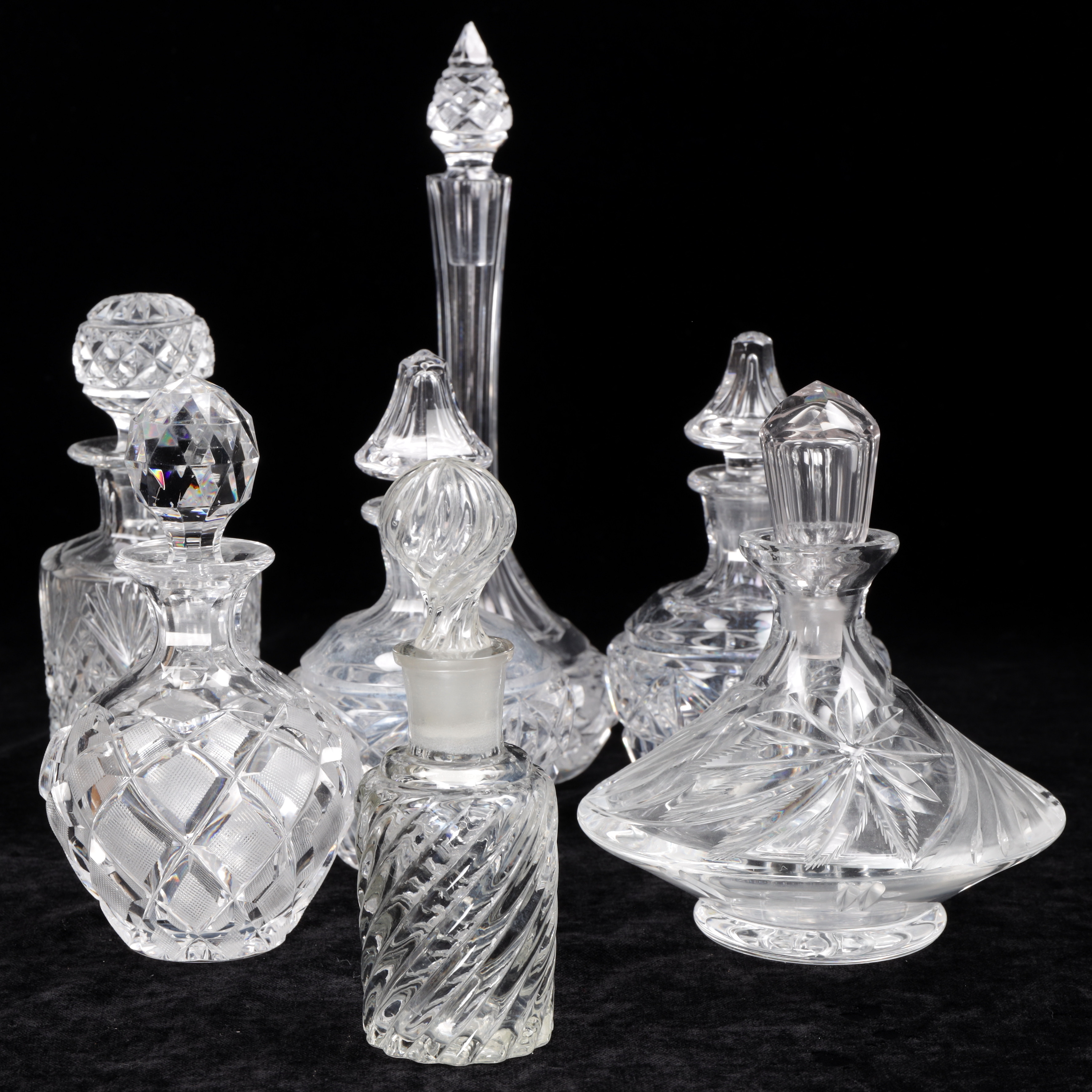 FLAKONGER/KARAFFER, 7 st, slipat glas, 1900-talets fösta hälft.