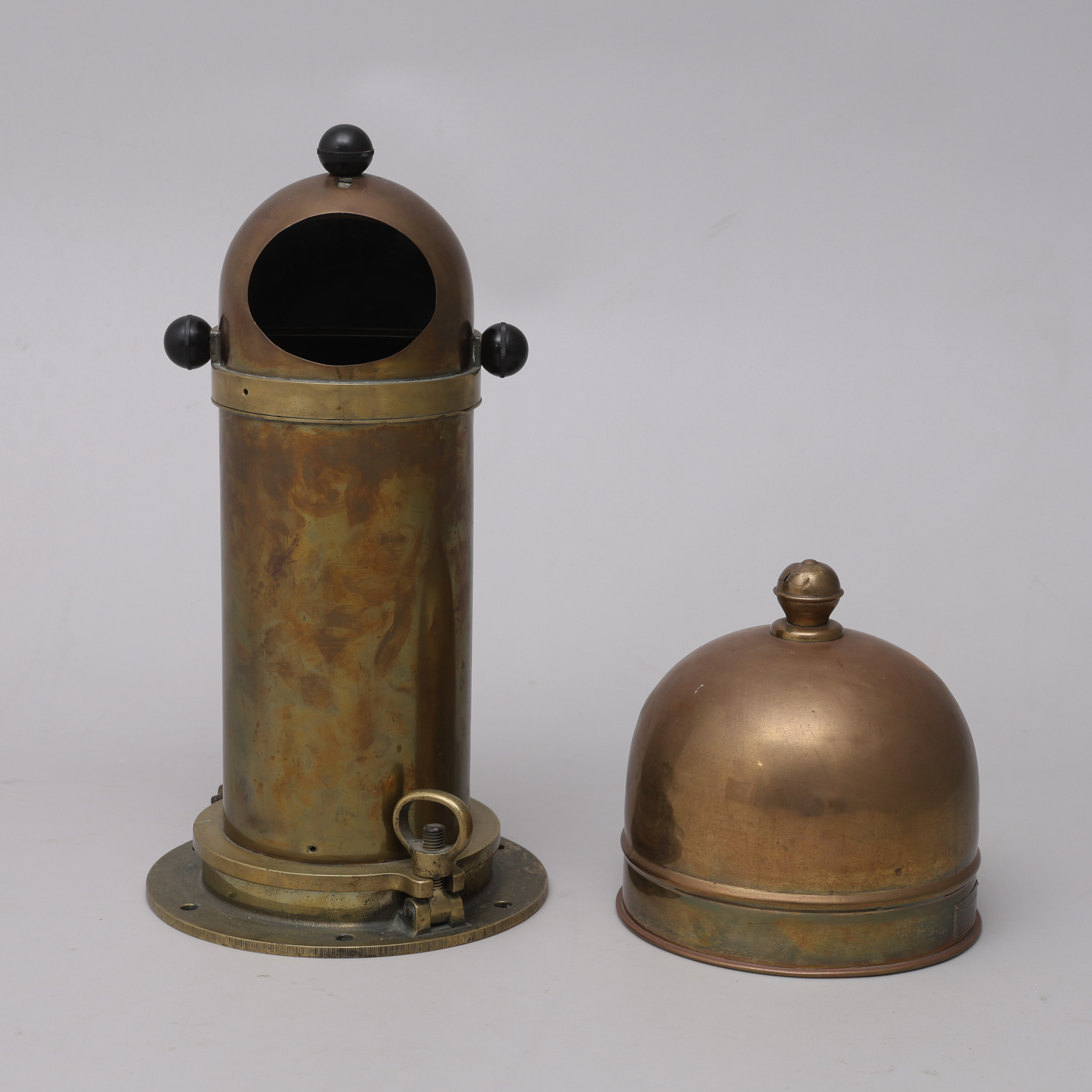 KOMPASSREFLEKTOR OCH EN HUV TILL EN PELORUS/ COMPASS REFLECTOR AND A PELORUS COVER, mässing. John Lilley & Gillie Ltd, North Shields och W. Ludolph, G.m.b.H, Bremerhaven, mässing.