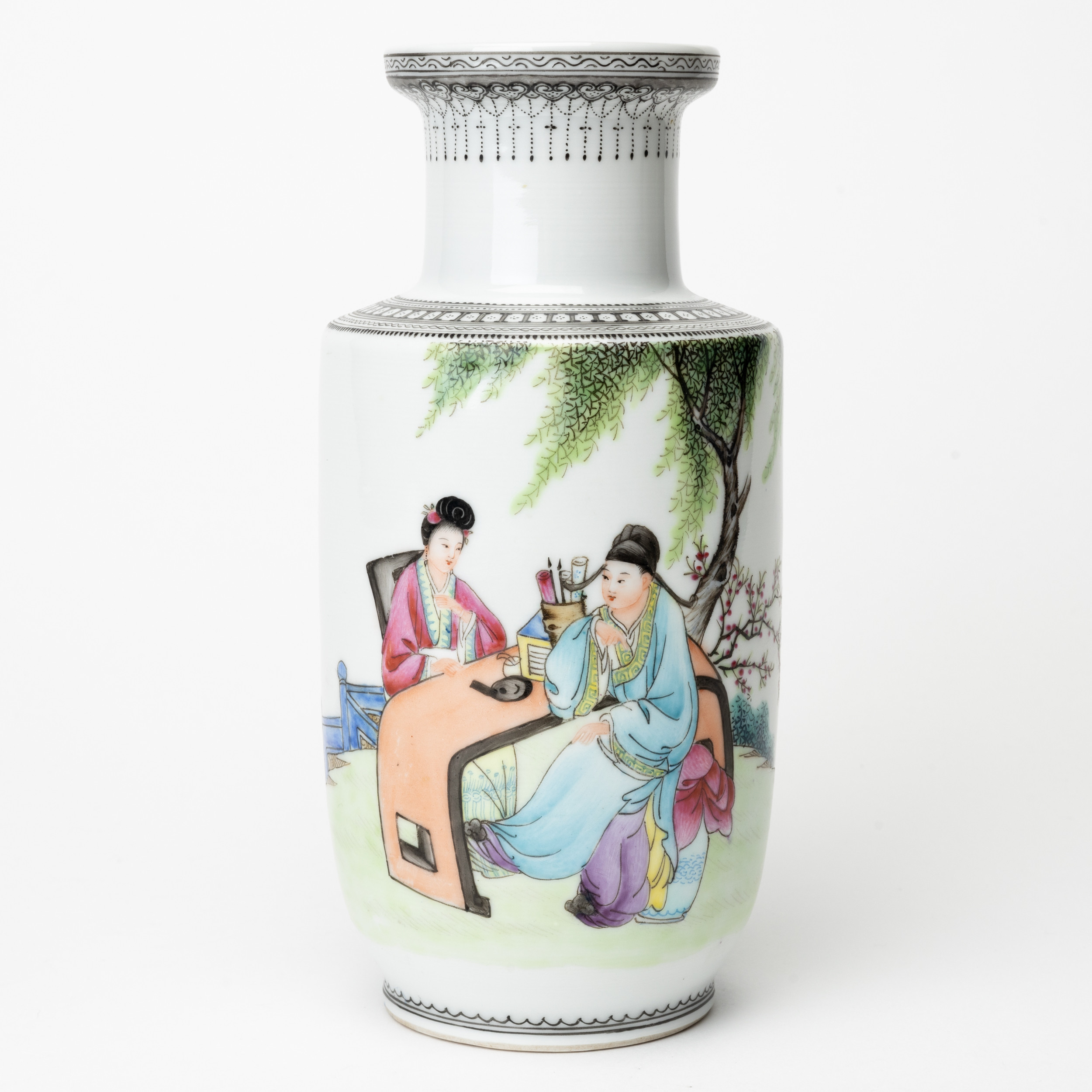 VAS, porslin, Kina, bär Qianlongs 4-karakträsmärke, 1900-talets första hälft.