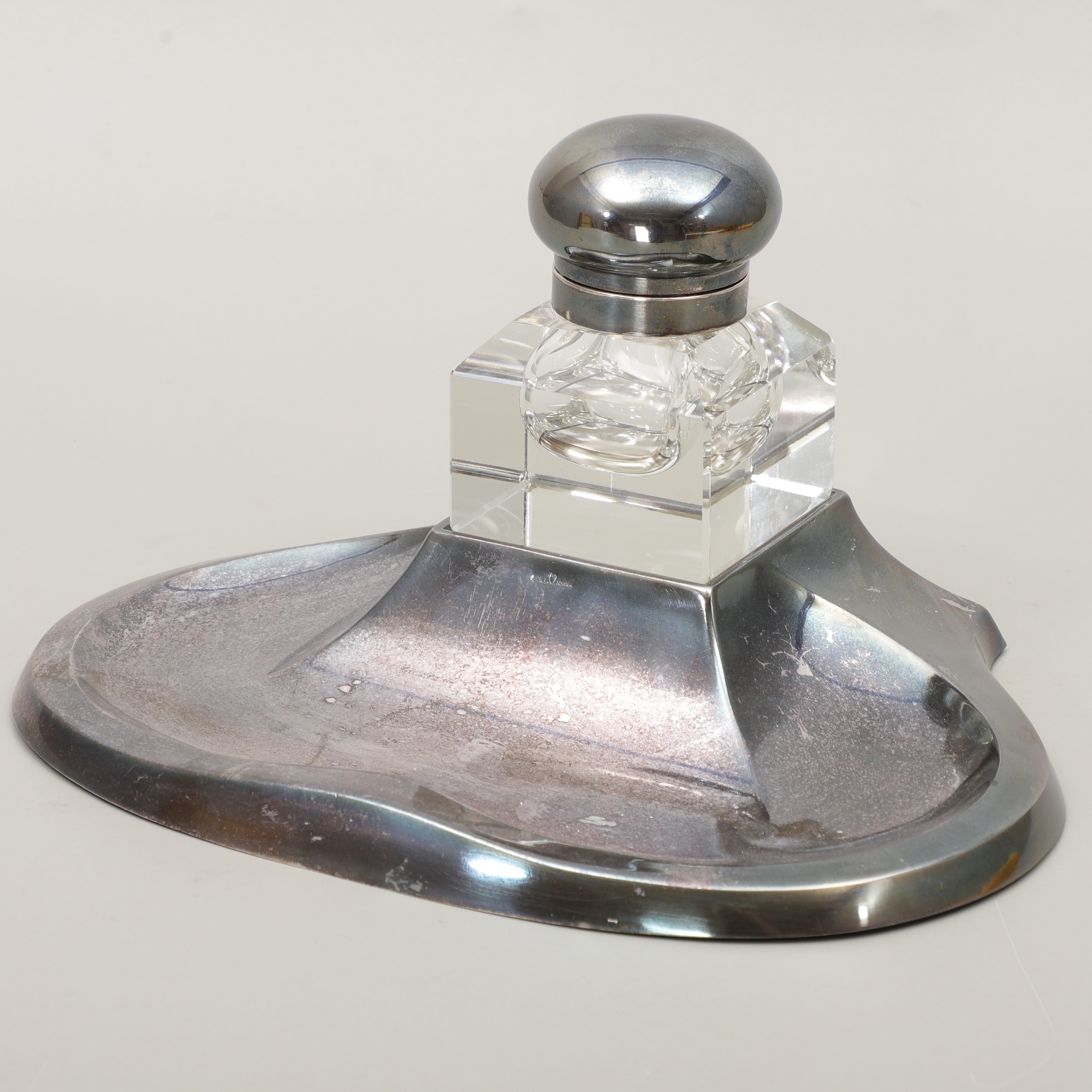 SKRIVSTÄLL med bläckhorn, nysilver/glas, art deco, 1920/1930-tal.