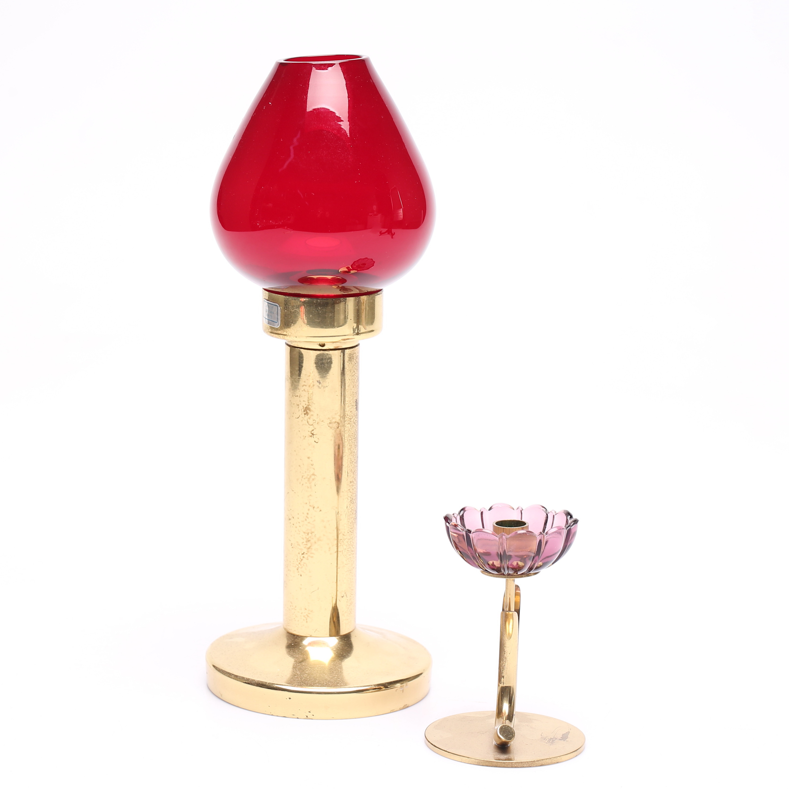 Ljusstake och oljelampa/ljuslykta, mässing och glas, Ateljé Lyktan samt Gunnar ander för Ystad Metall, 1900-talets andra hälft.