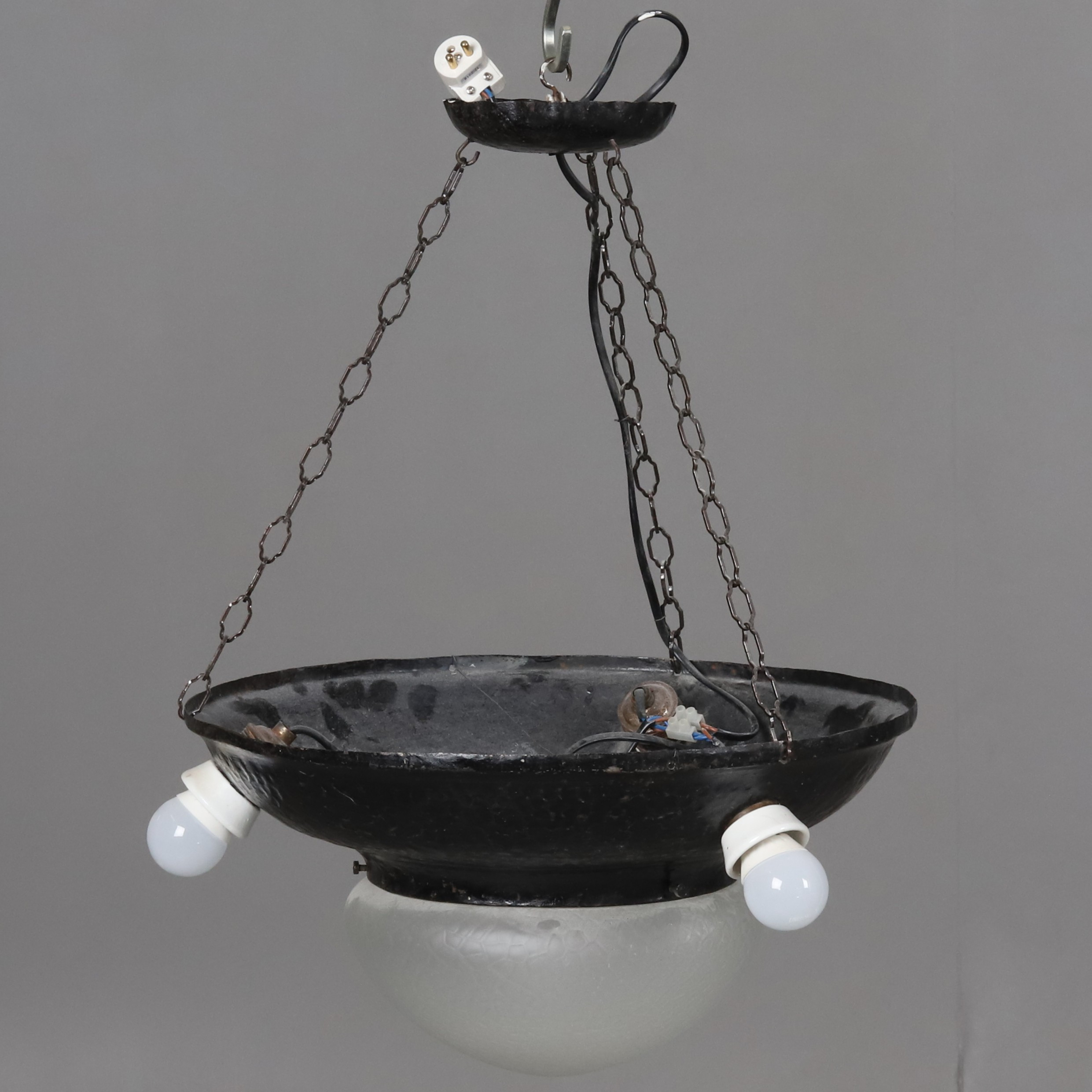 TAKLAMPA. Plåt med frostad glaskupa, 4 ljuspunkter. 1900-talets första halva.