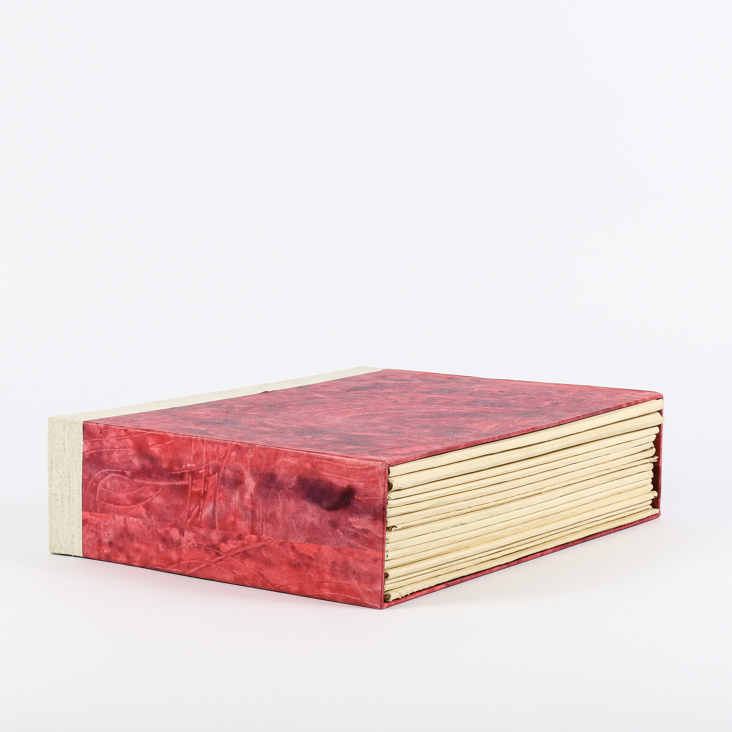 Svenska fjärilar. Systematisk bearbetning av Sveriges Storfjärilar, Macrolepidoptera. Frithiof Nordström och Einar Wahlgren. 25 häften i 15 mappar. 1935-1941.