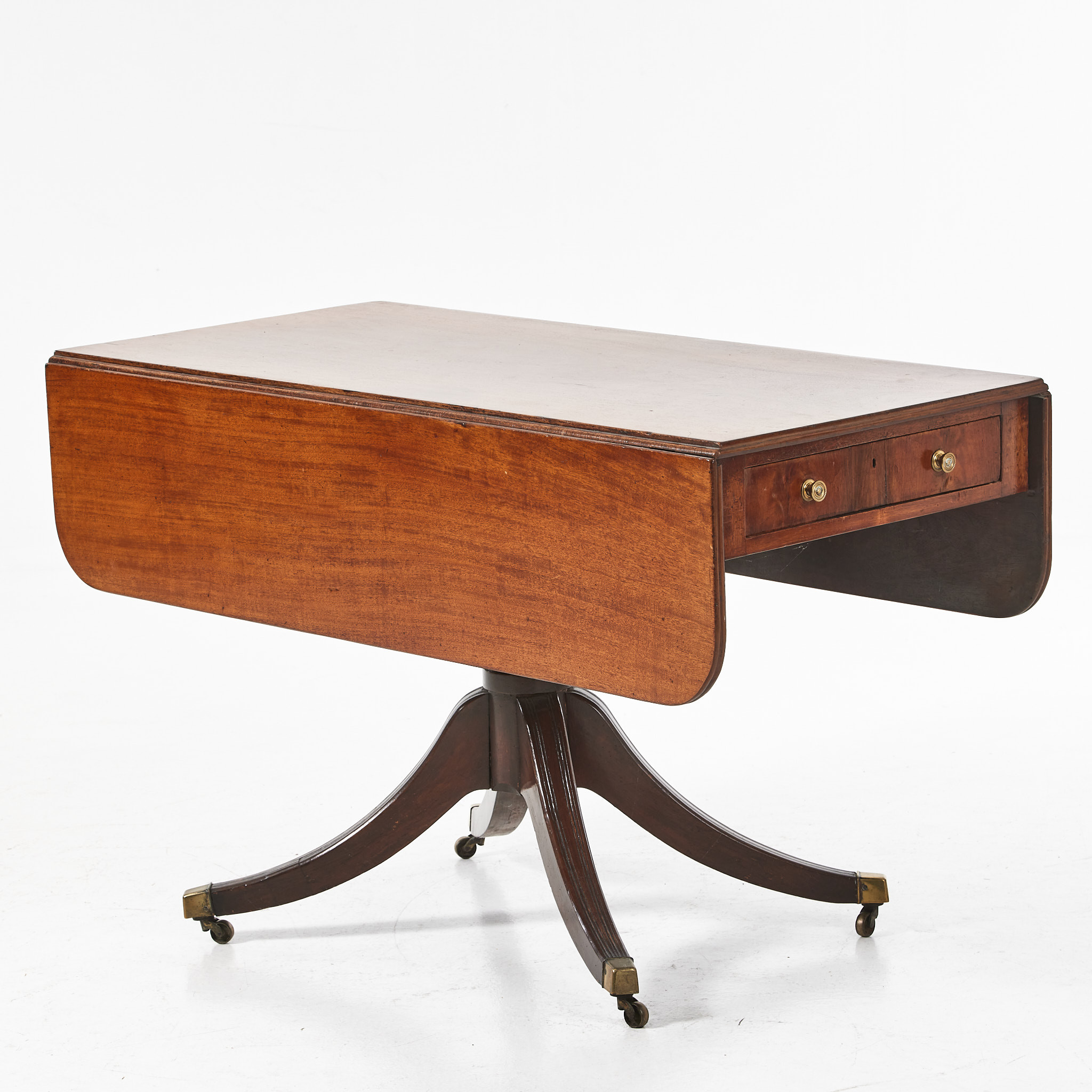 BORD, England, 1800-tal, sk pembroke table, mahogny, med klaffar, dragknoppar och fothylsor i mässing, hjultrissor.