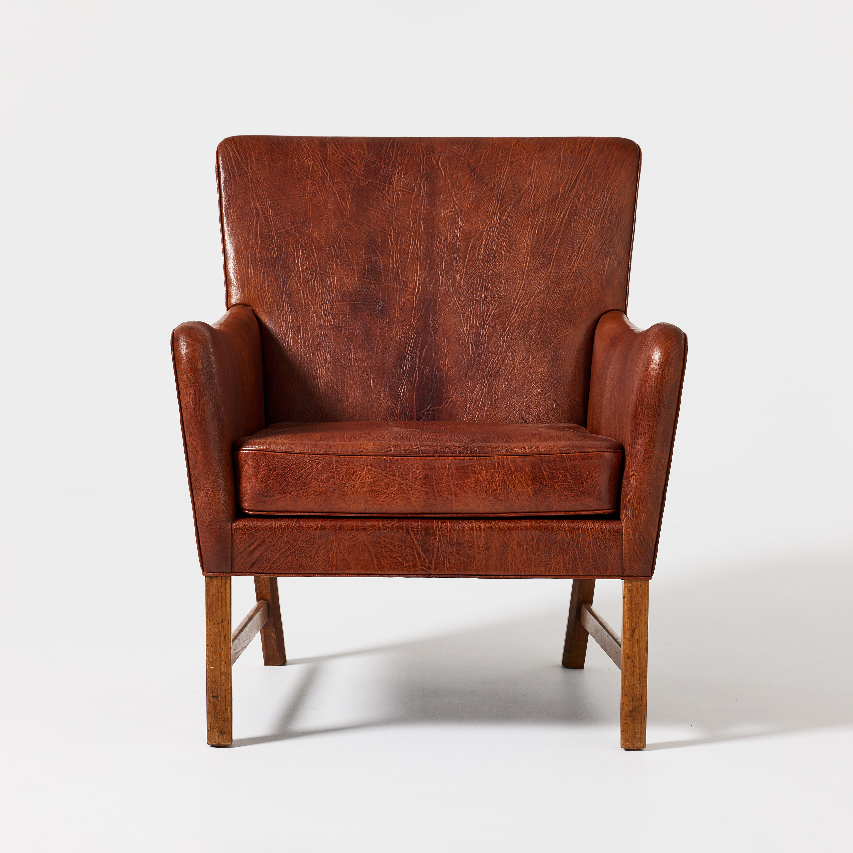 OLE WANSCHER. Fåtölj, AJ Iversen, Danmark, mahogny, klädd i brunt skinn, lös stoppad sittkudde.