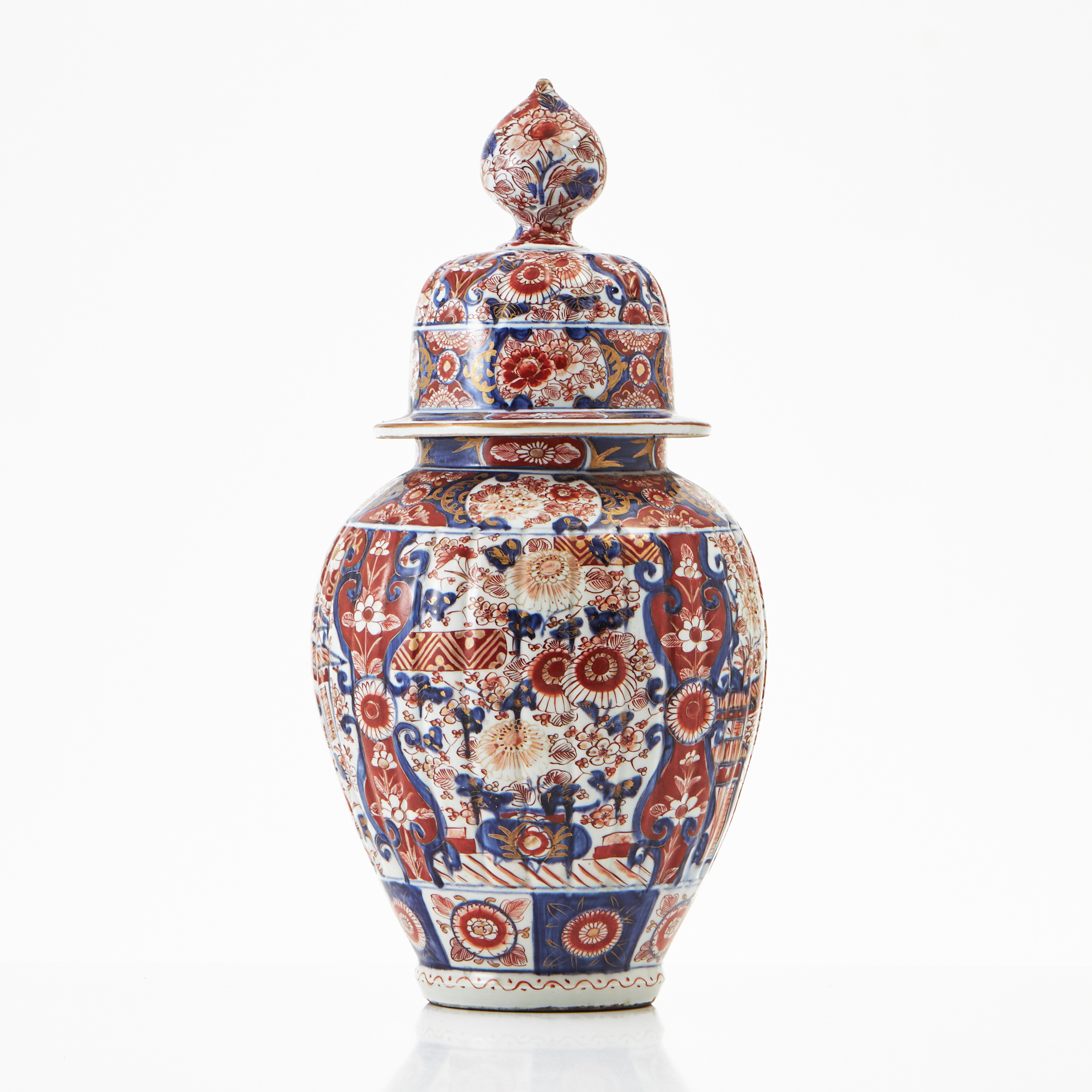 LOCKURNA, porslin, Japan, Meiji (1868-1912), Imari, godronnerad, dekor av blommor och pagoder i underglasyrblått, järnoxid samt guld.