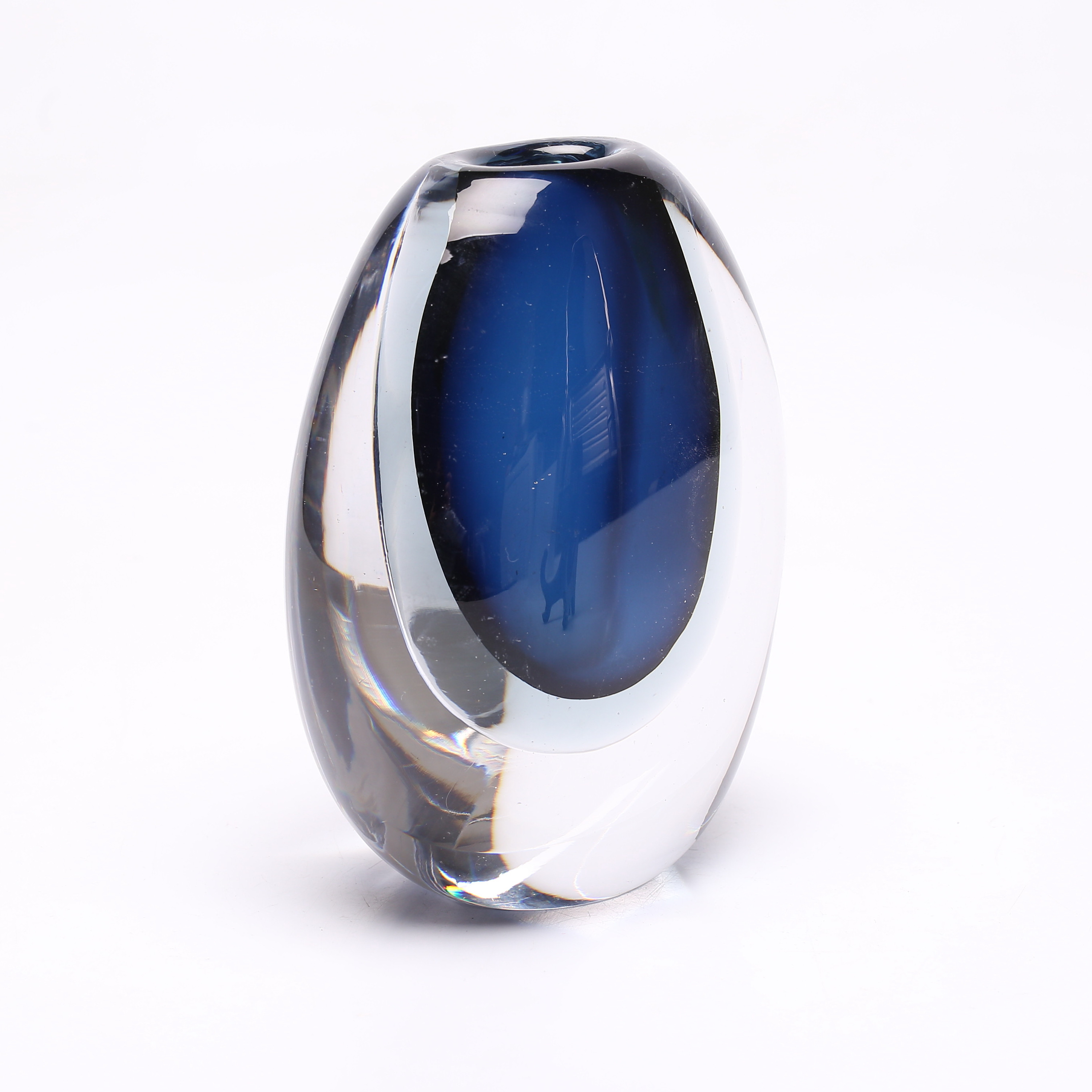 VICKE LINDSTRAND. Vas, Kosta, blått underfång, signerad samt märkt 1825.