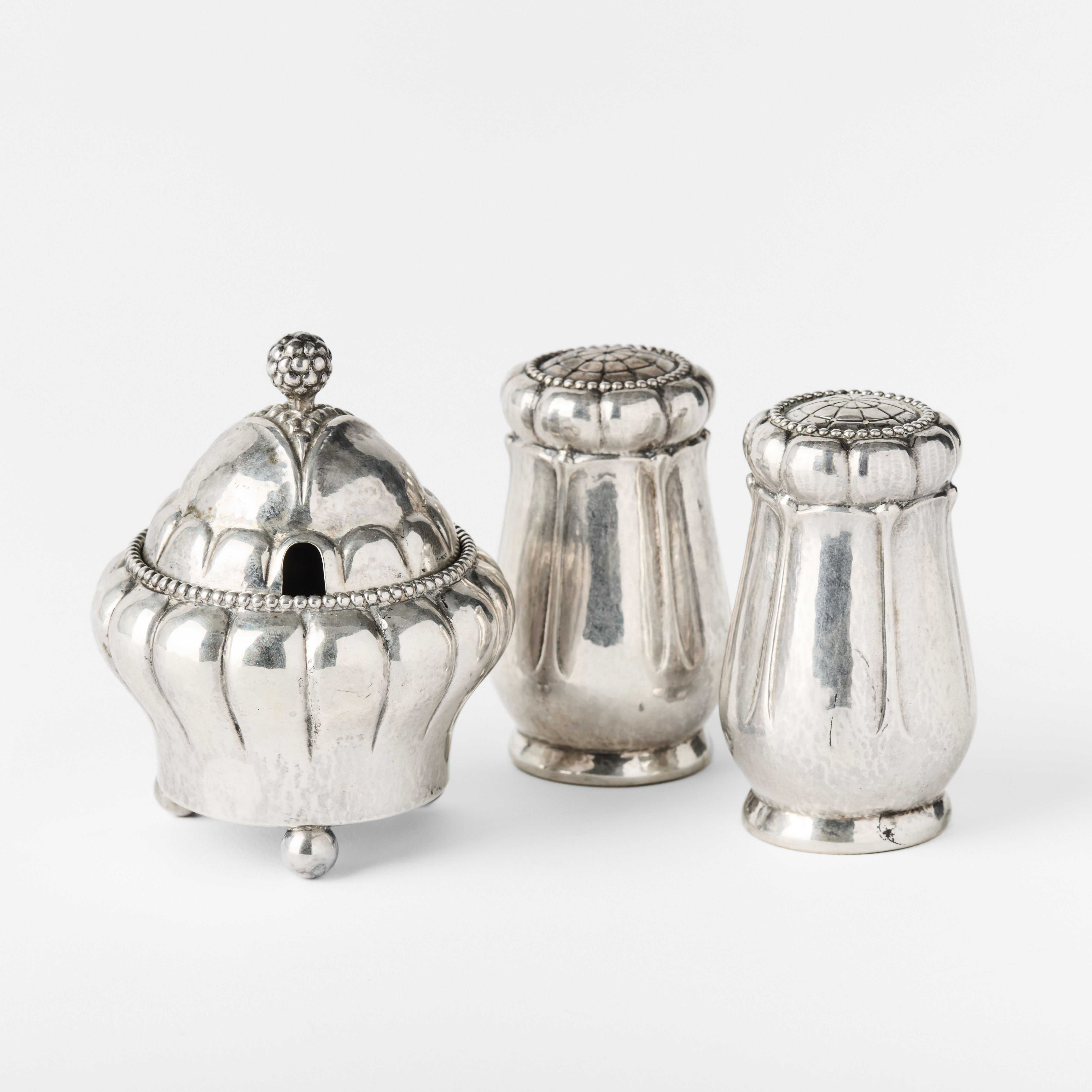 GEORG JENSEN. Kryddset, 3 delar, silver, designnr 64, Köpenhamn 1915-1927, svenska importstämplar för GAB.