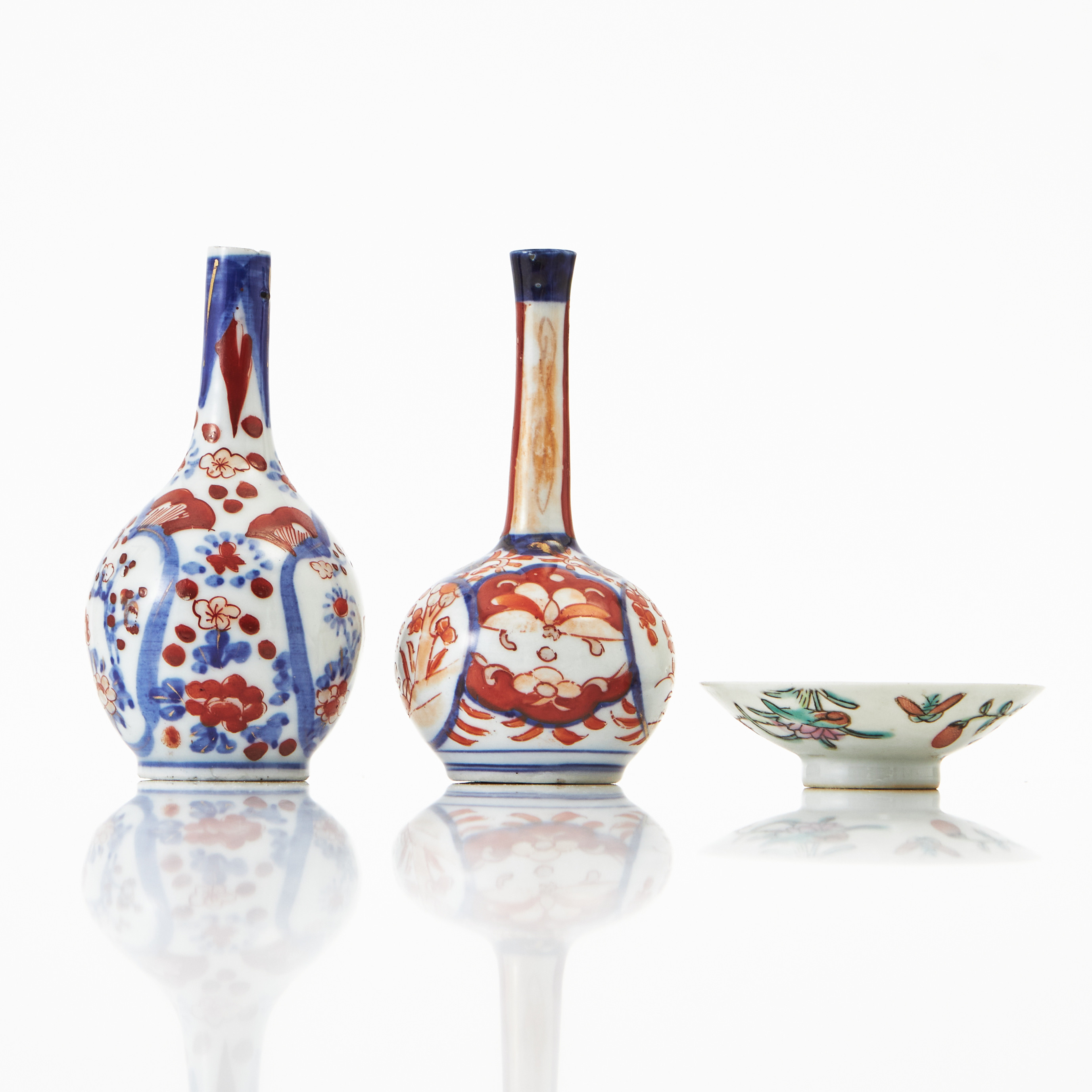 MINIATYRVASER, LOCK, 3 dlr., porslin, Japan och Kina, 1900-tal, Imari samt emaljfärgsdekor.