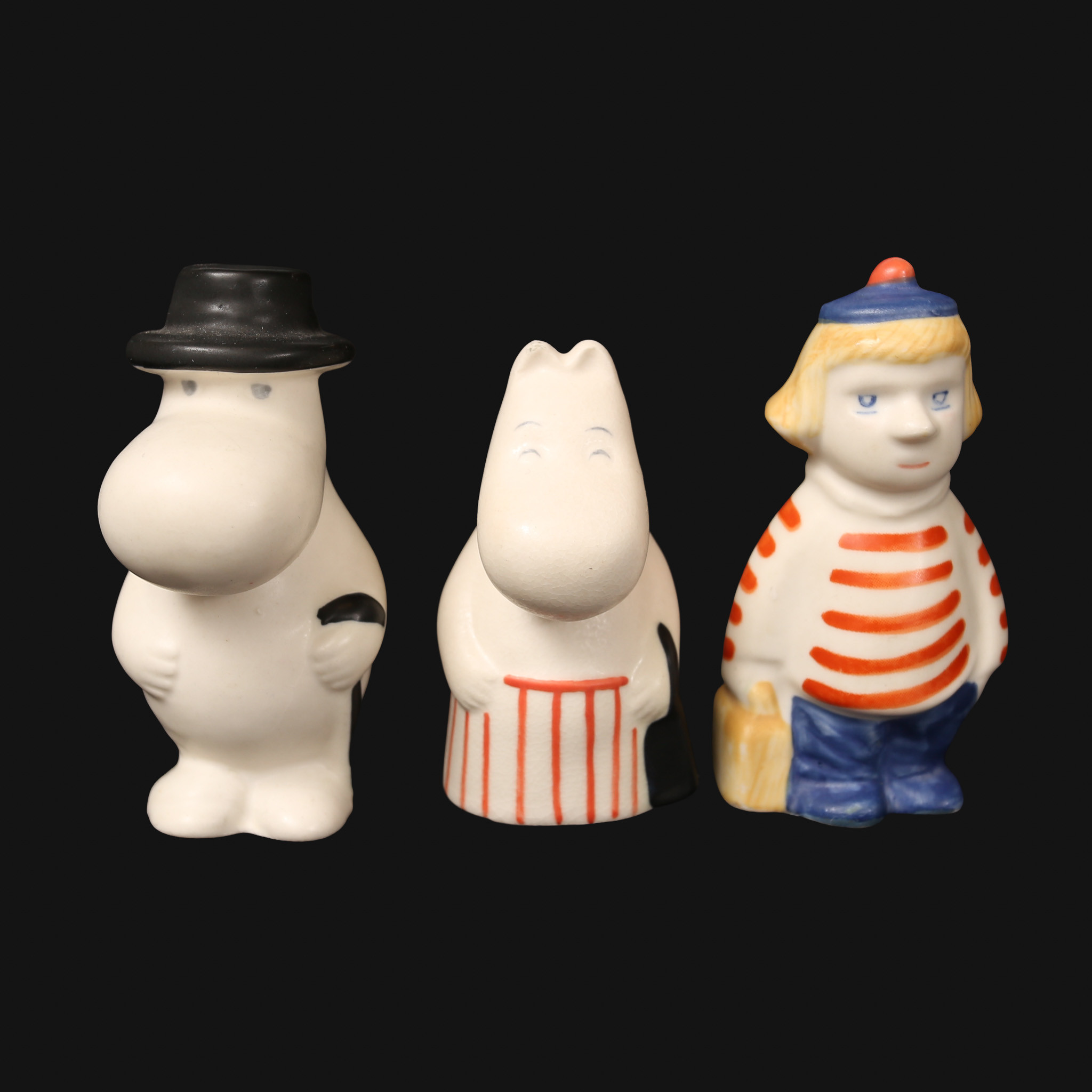 TUULIKKI PIETILÄ, Figuriner, glaserat stengods Muminpappa, Muminmamma och Too-Tiki, 3 stycken, 1990- tal.