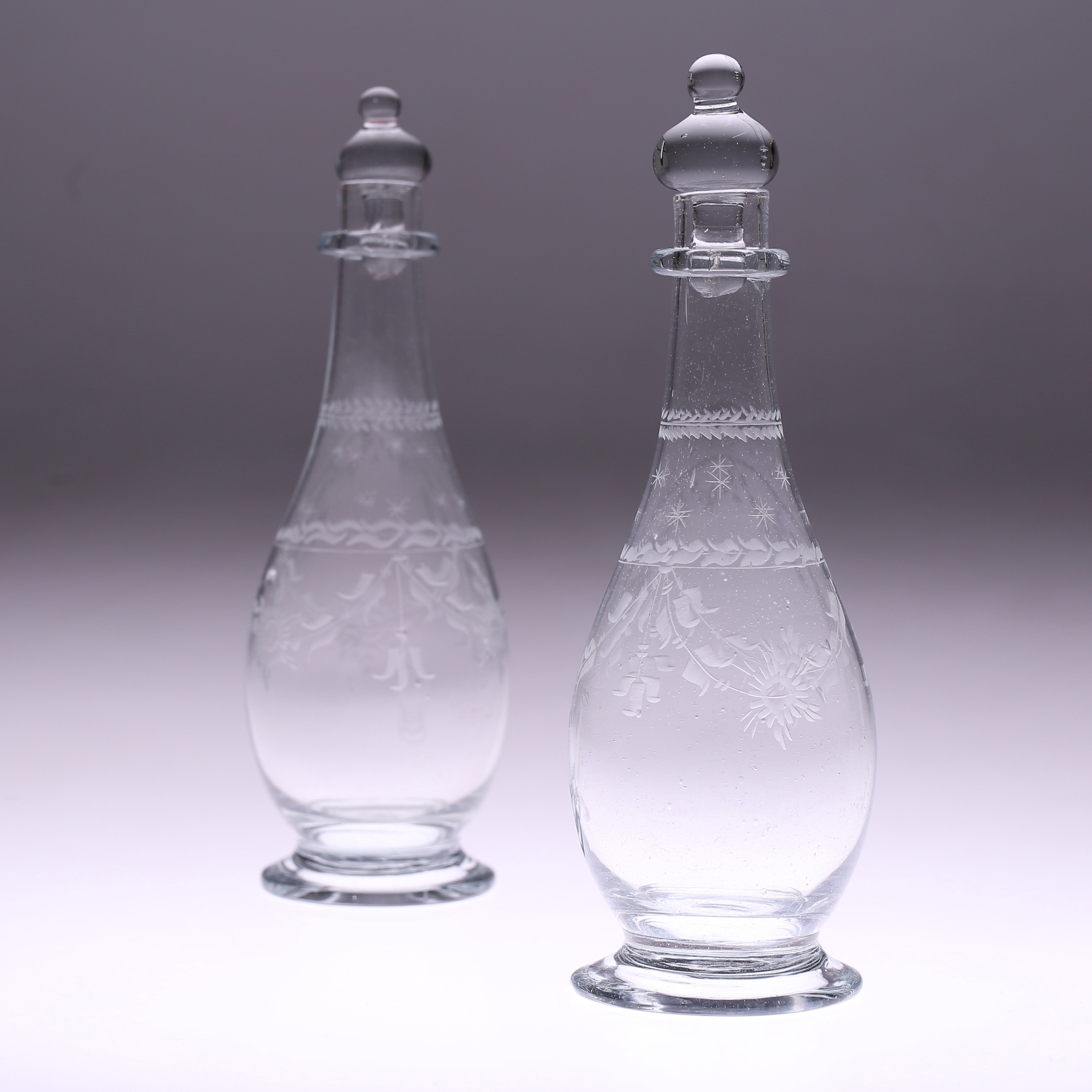 KARAFFINER, ett par, snarlika, möjligen Cedersbergs glasbruk (1781- 1838).
