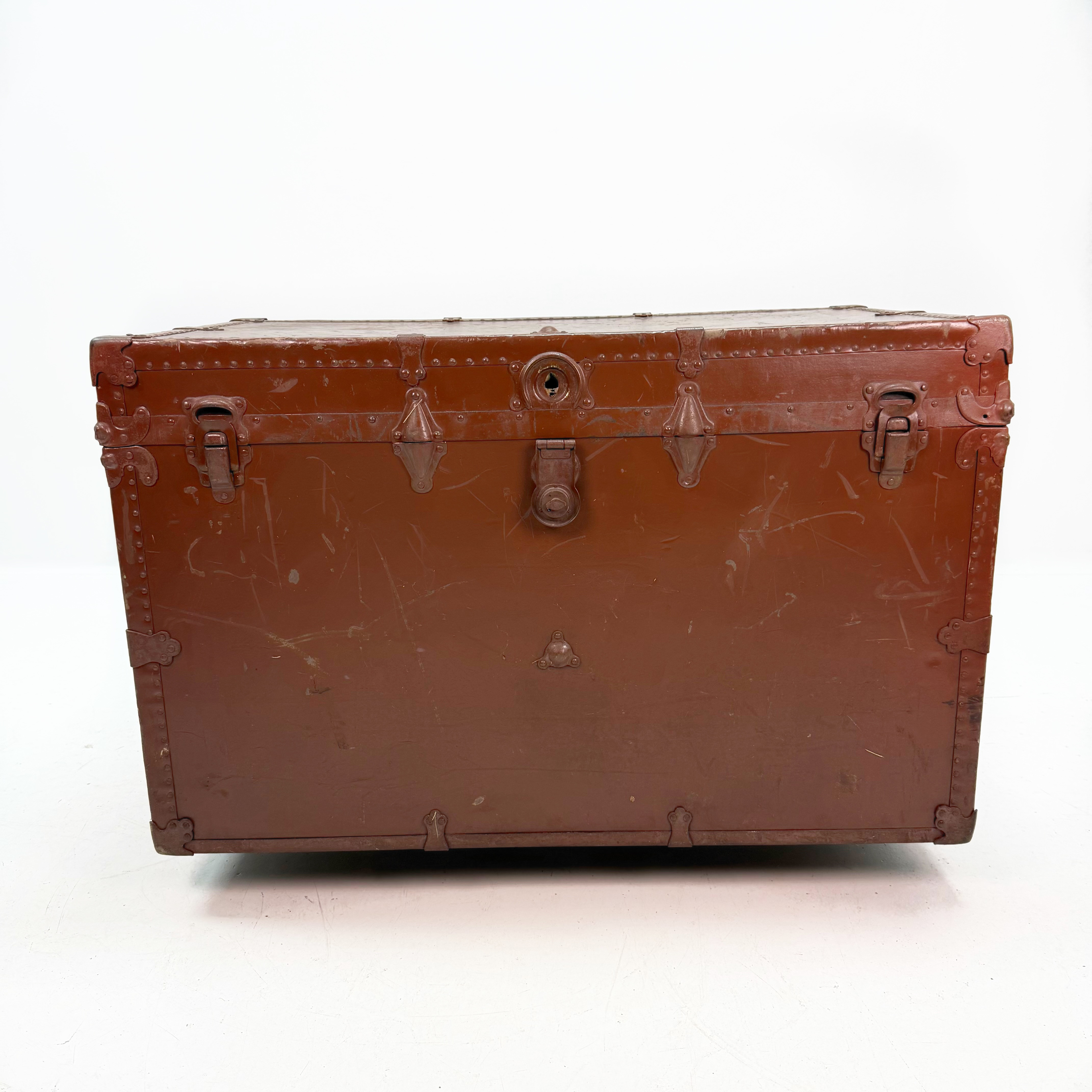 AMERIKA KISTA / STEAMER TRUNK - bemålat trä, metall beslag, tidigt 1900tal.