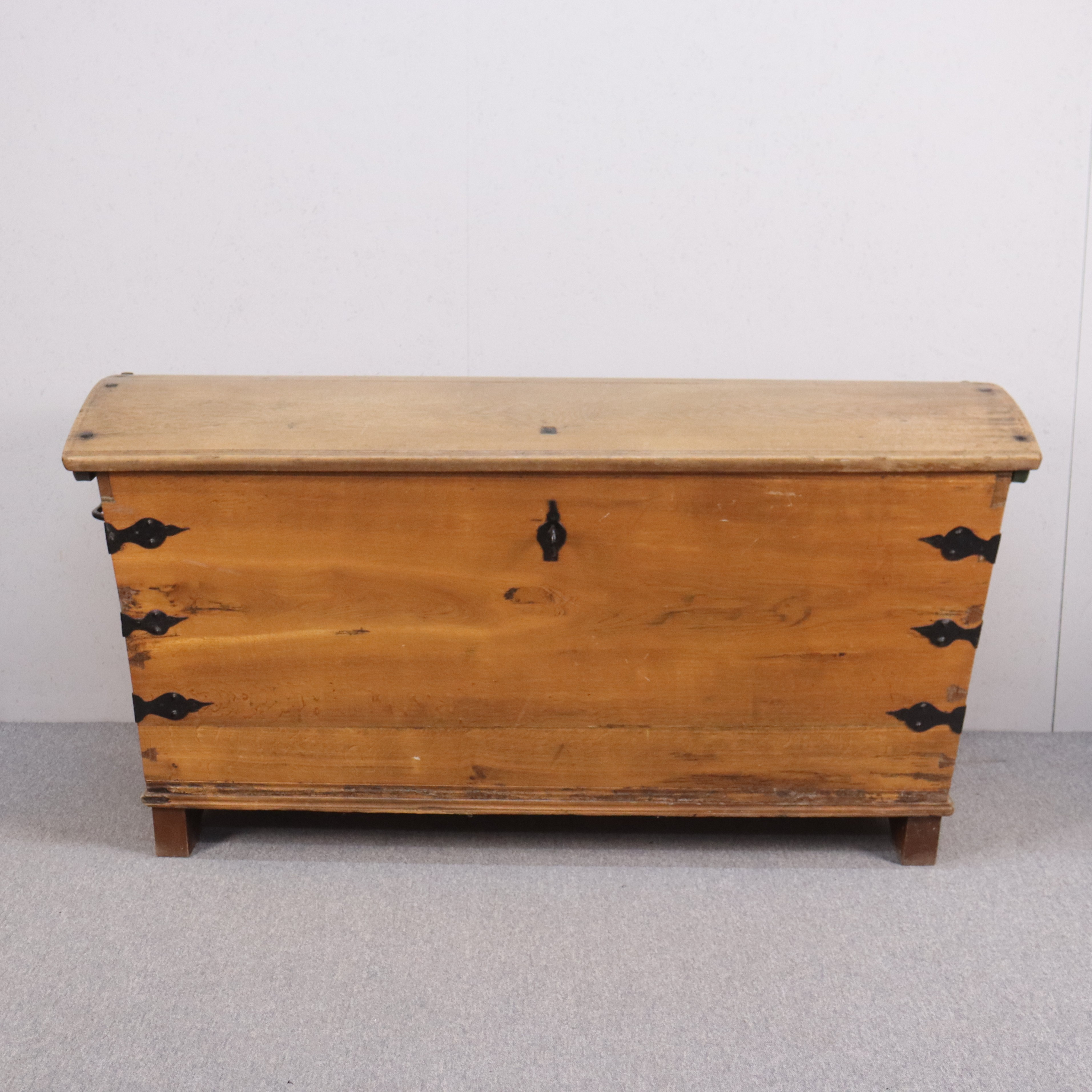 KISTA, ek och smidesbeslag, 1800-tal.