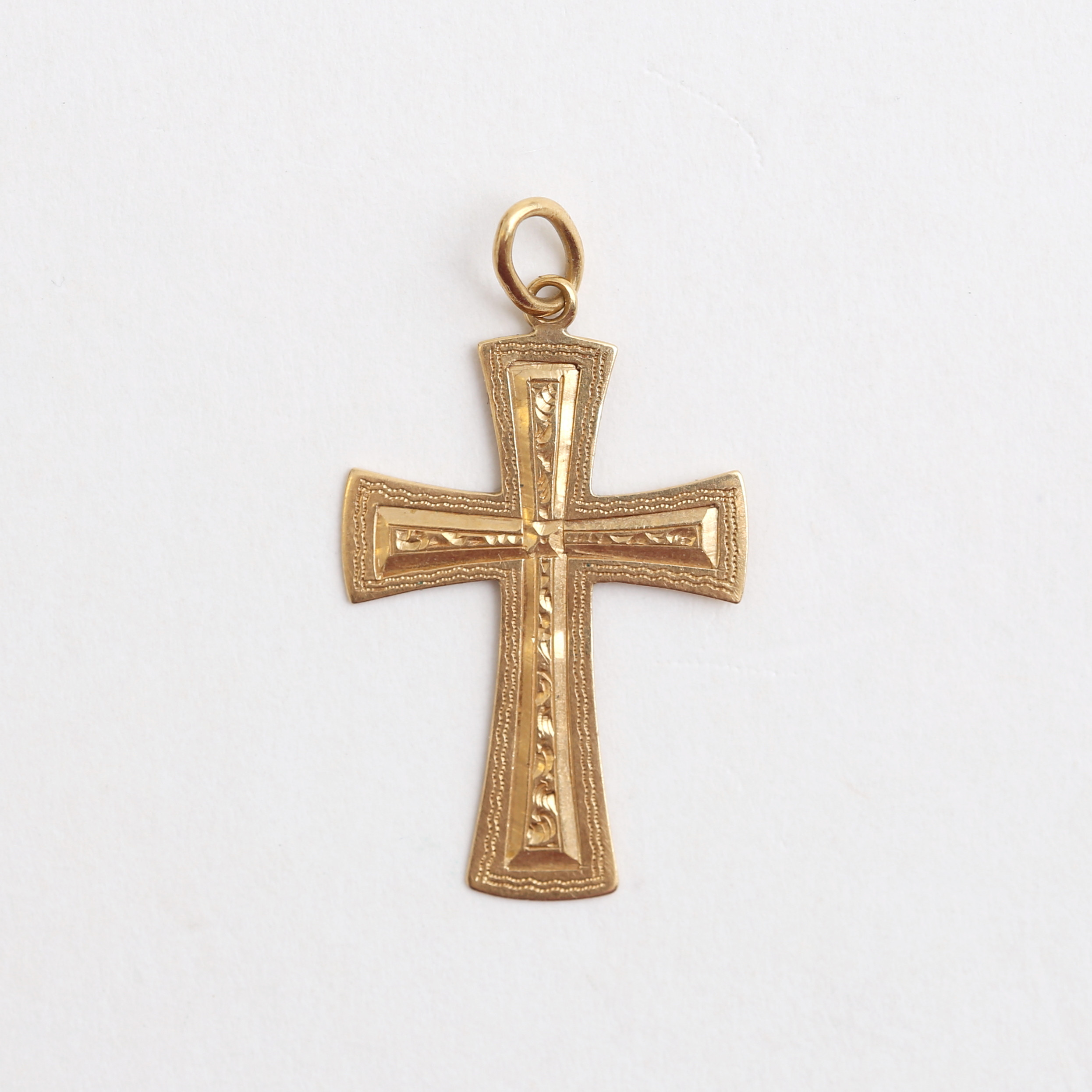 HÄNGE, 18 k guld i form av KORS, 0,76 gram.