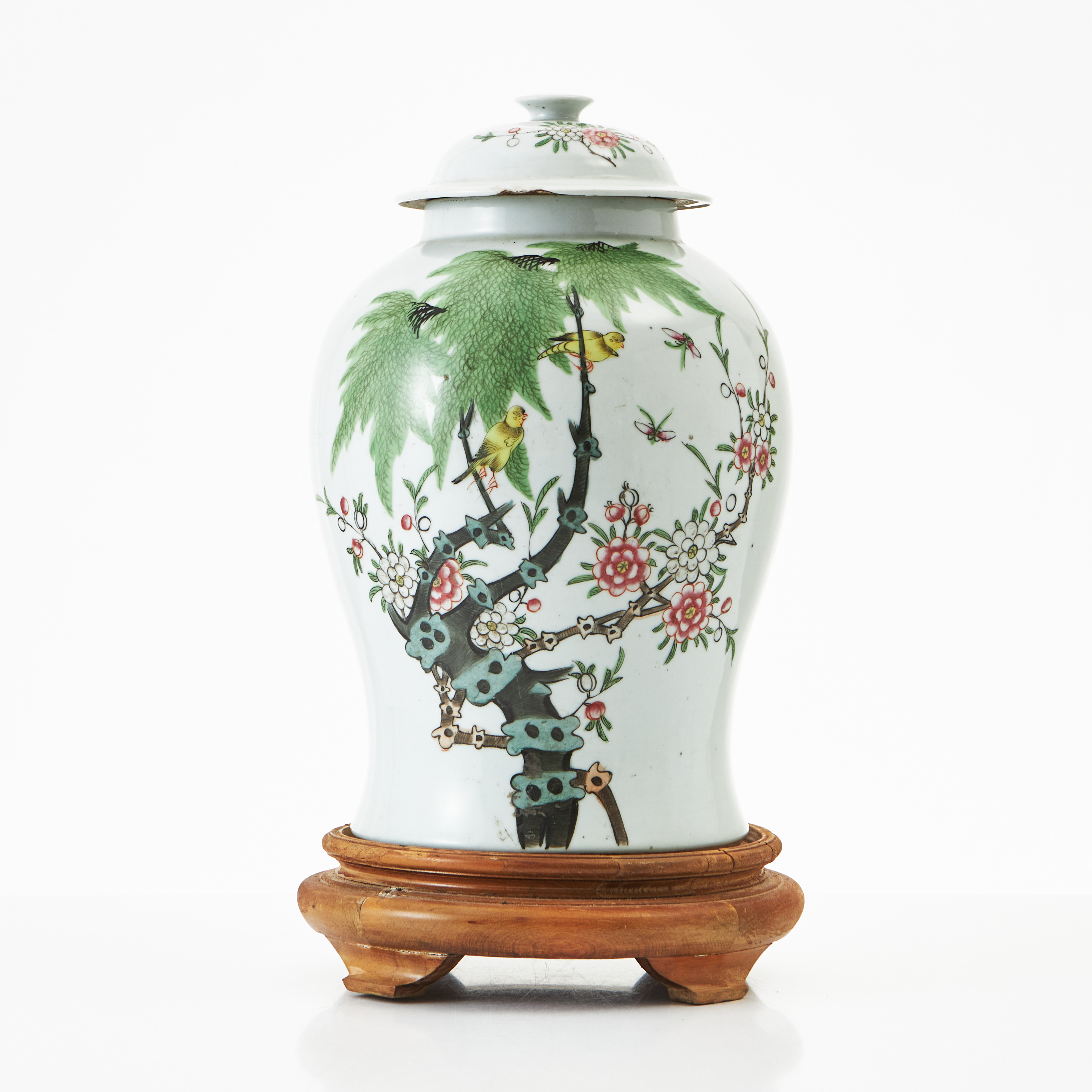 LOCKURNA, porslin, Kina, Republik (1912-1949), balusterformad, polykrom dekor av fåglar i pilträd samt körsbärsblom.