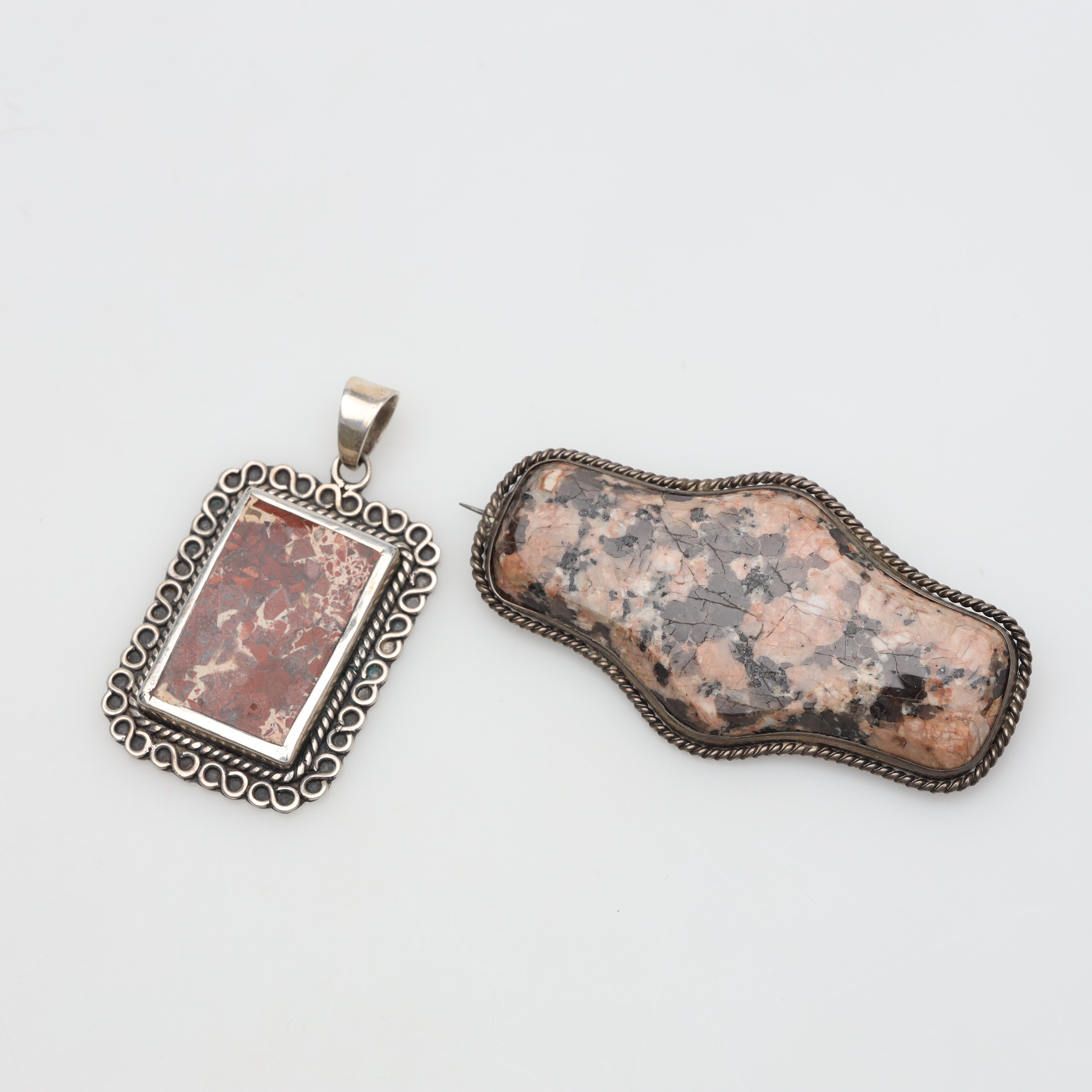 SMYCKEN, 2 stycken, silver, bruttovikt ca 44,4 gram.