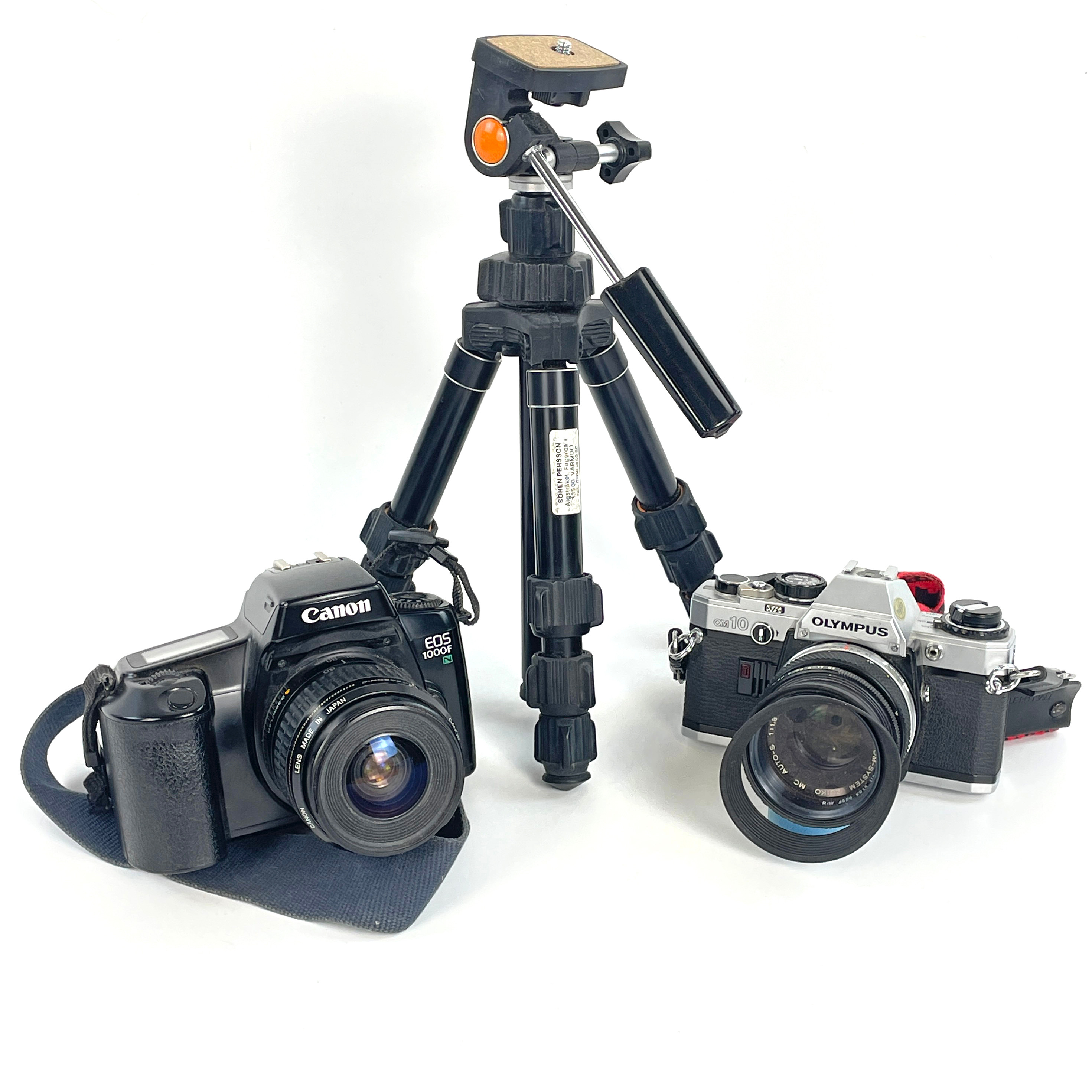KAMEROR, 2 st. Olympus OM-10, Canon EOS 1000F, med objektiv och stativ.