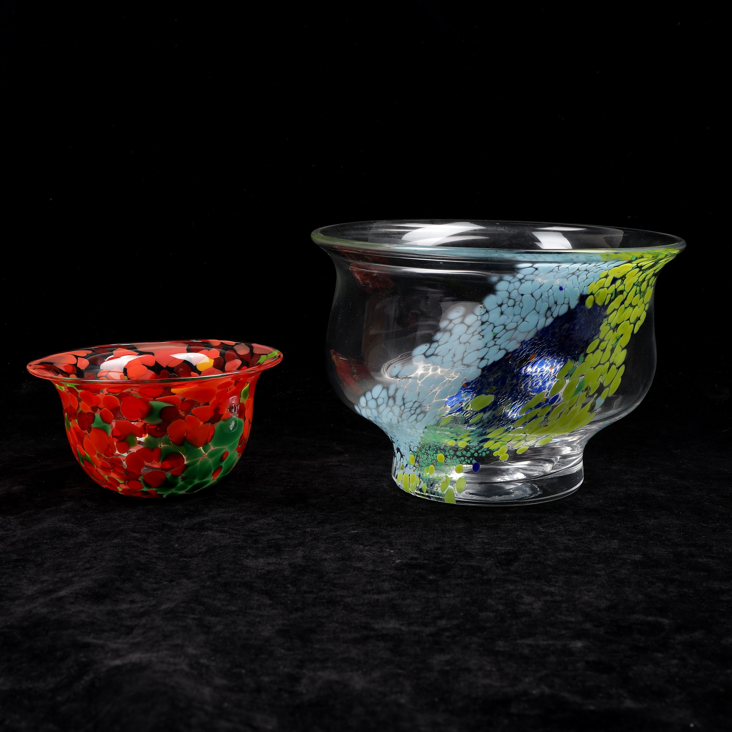 ULRICA HYDMAN-VALLIEN. Skålar, 2 st, glas, Kosta, delvis signerade.