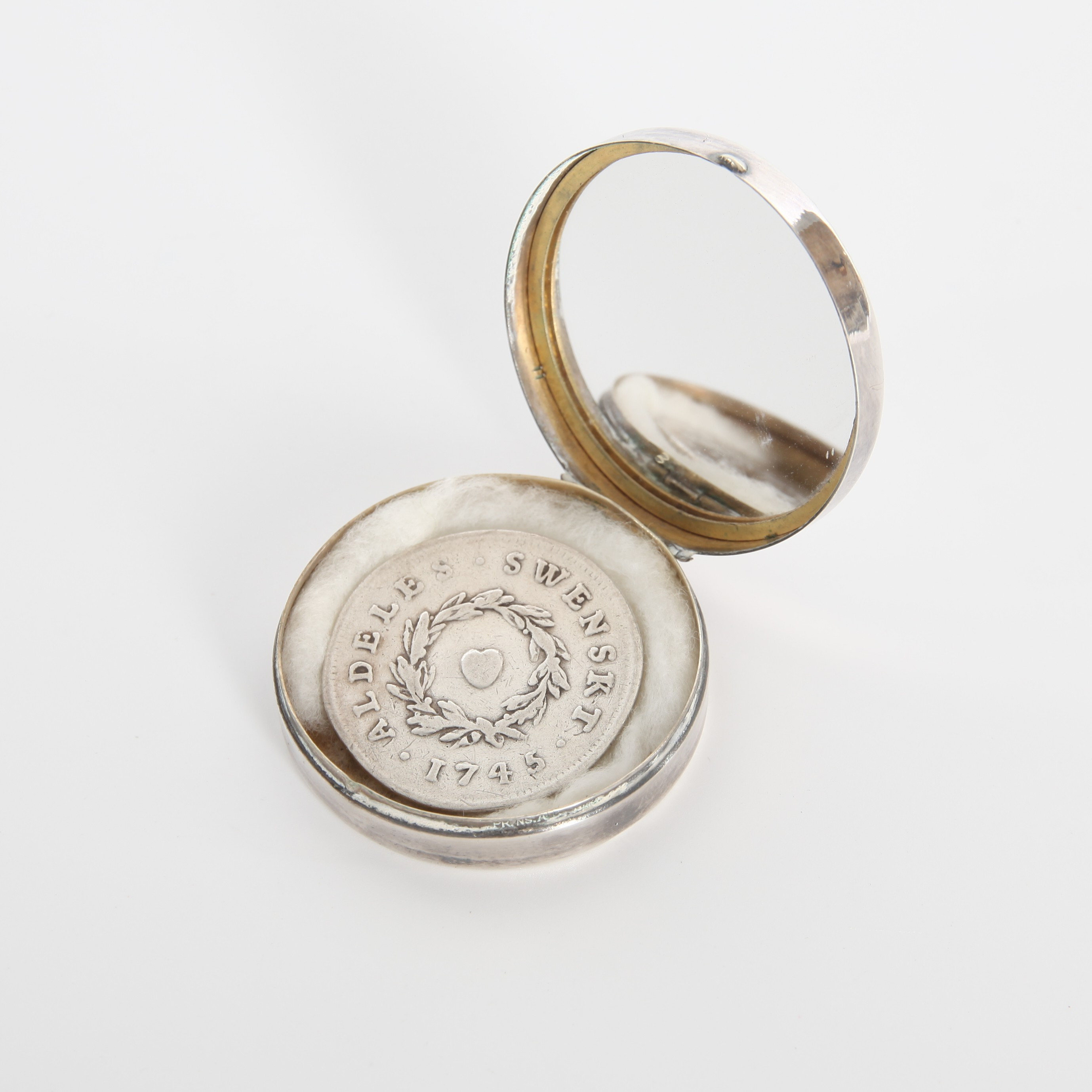 KRONPRINSESSANS SPELPENNING 1745, med gravyr, proveniens Evangelist Emmy Branth (f Boldsen) 1864-1937.