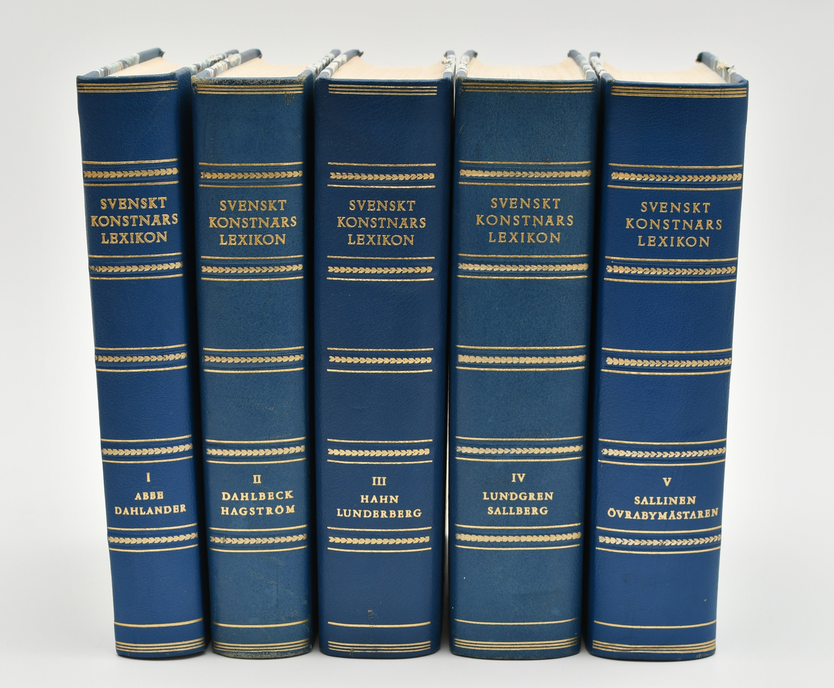 KONSTNÄRSLEXIKON. Allhems Svenskt konstnärslexikon I-V.