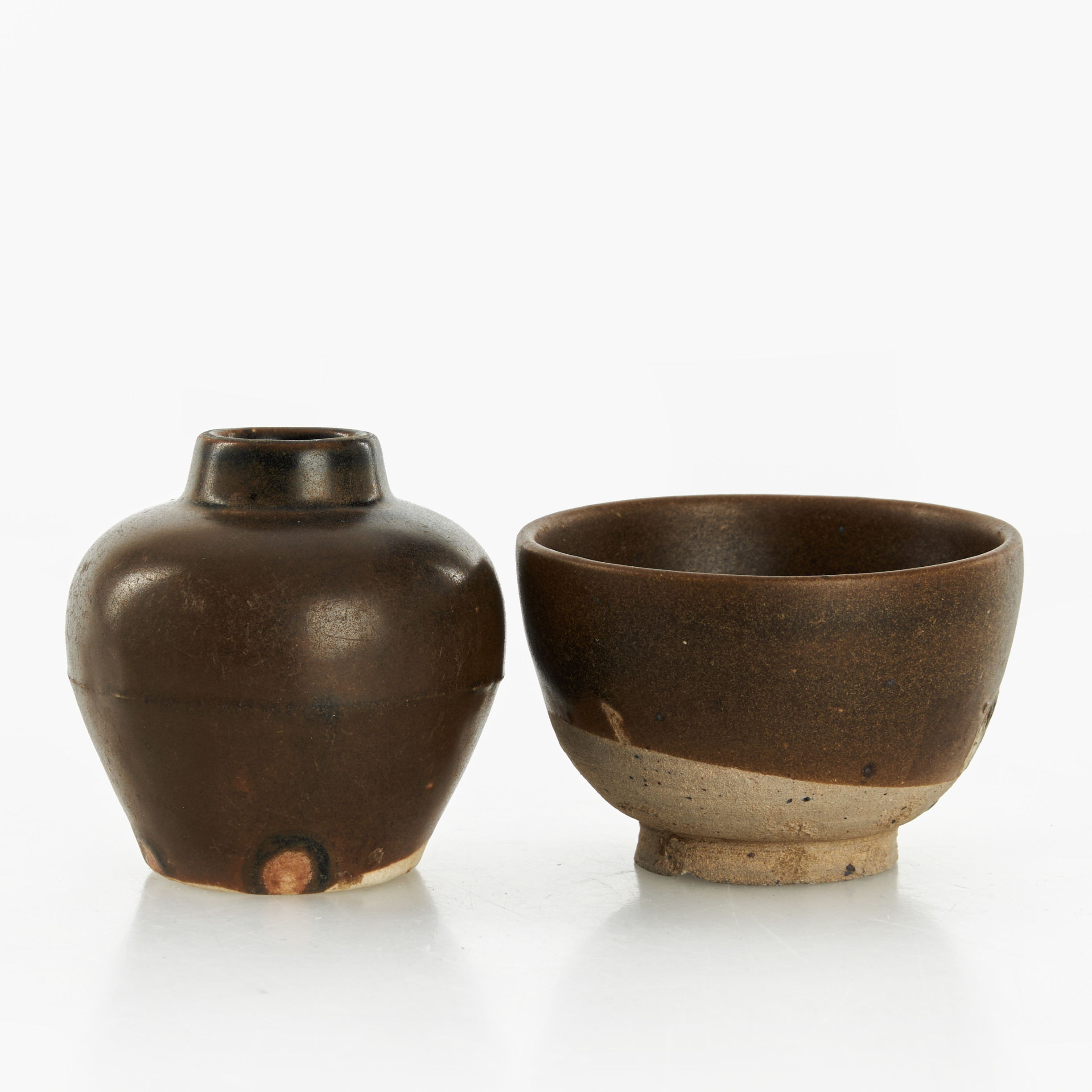 VAS samt SKÅL, 2 delar, stengods, Kina/Sydostasien, 14-/1500-tal, glaserade i brunt.